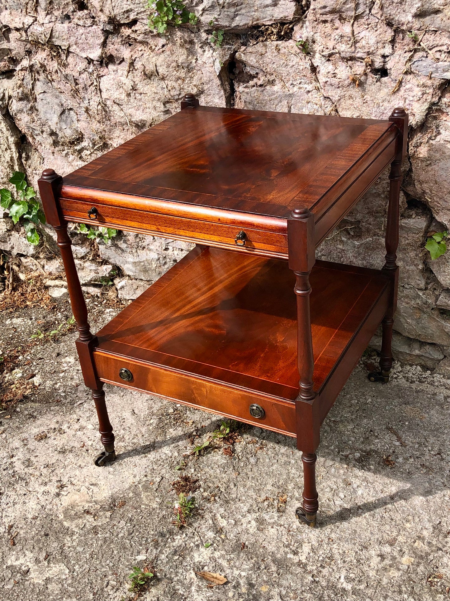 000521....Handsome Vintage Bedside Or Lamp Table