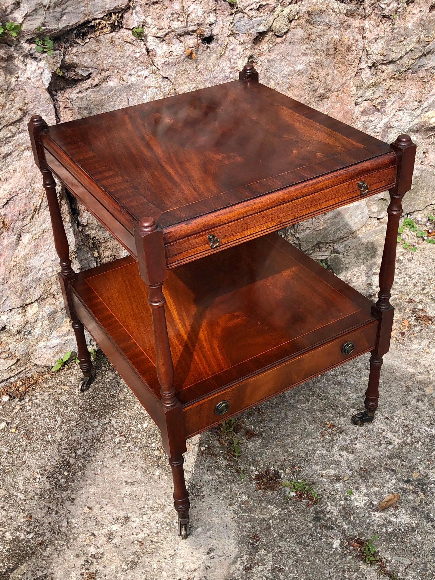 000521....Handsome Vintage Bedside Or Lamp Table