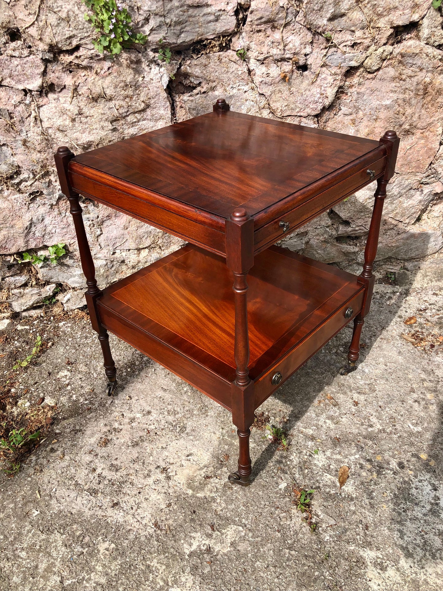 000521....Handsome Vintage Bedside Or Lamp Table