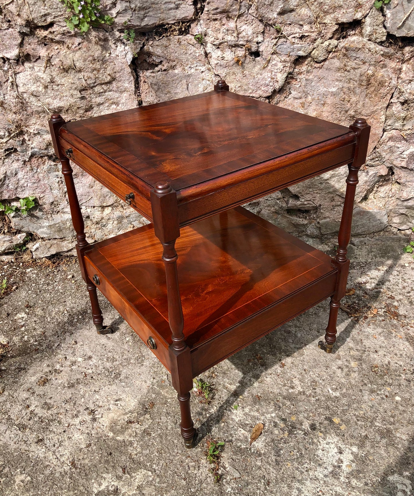000521....Handsome Vintage Bedside Or Lamp Table