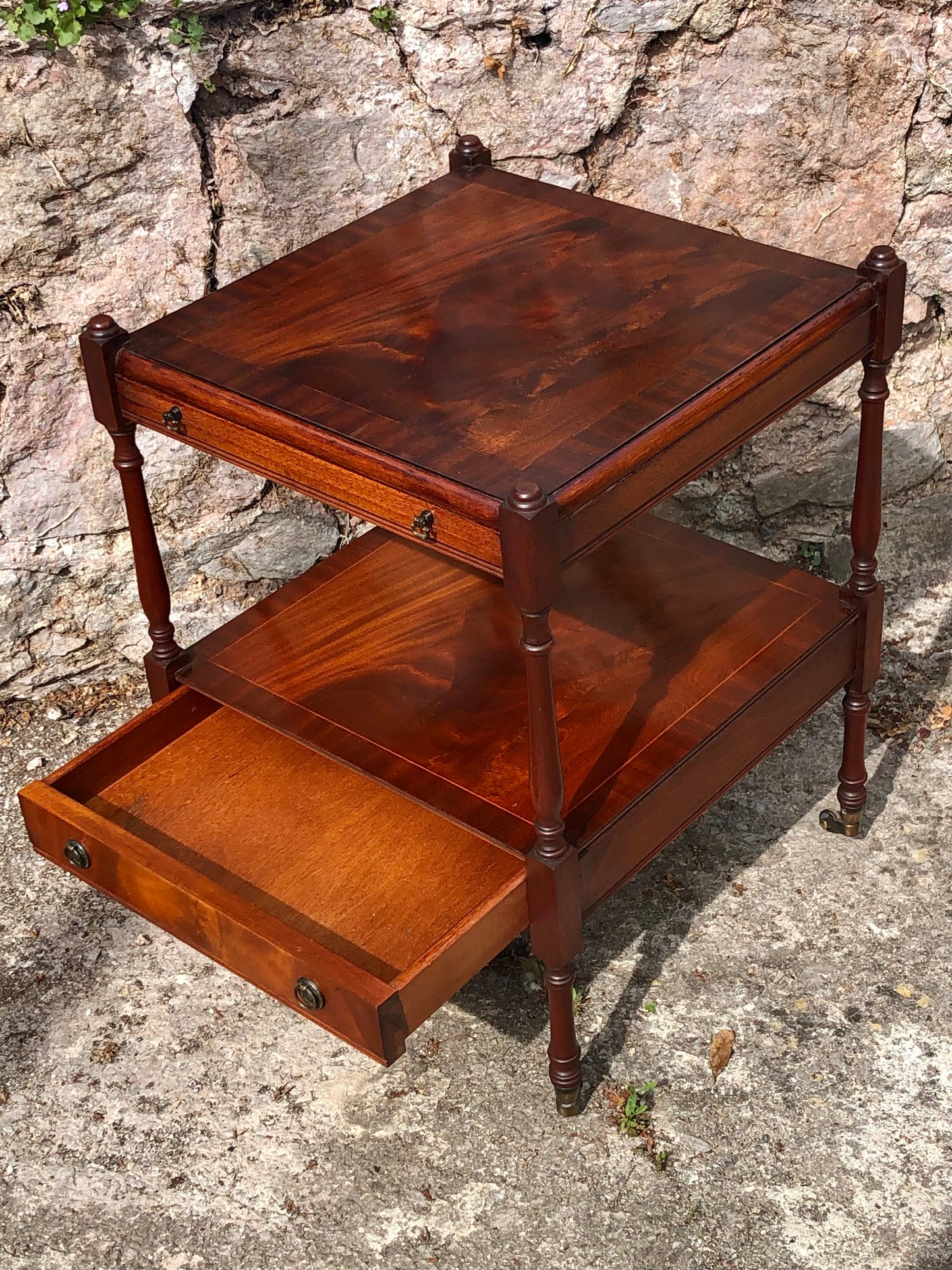 000521....Handsome Vintage Bedside Or Lamp Table