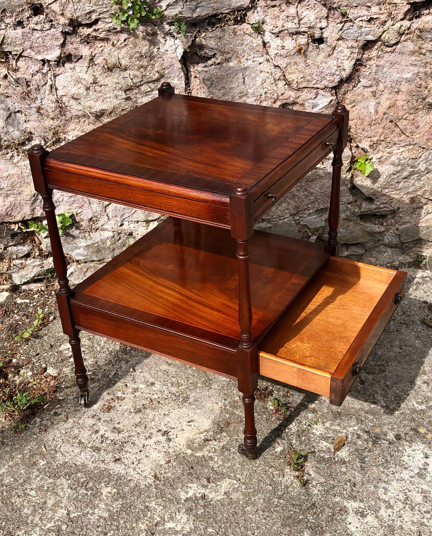000521....Handsome Vintage Bedside Or Lamp Table