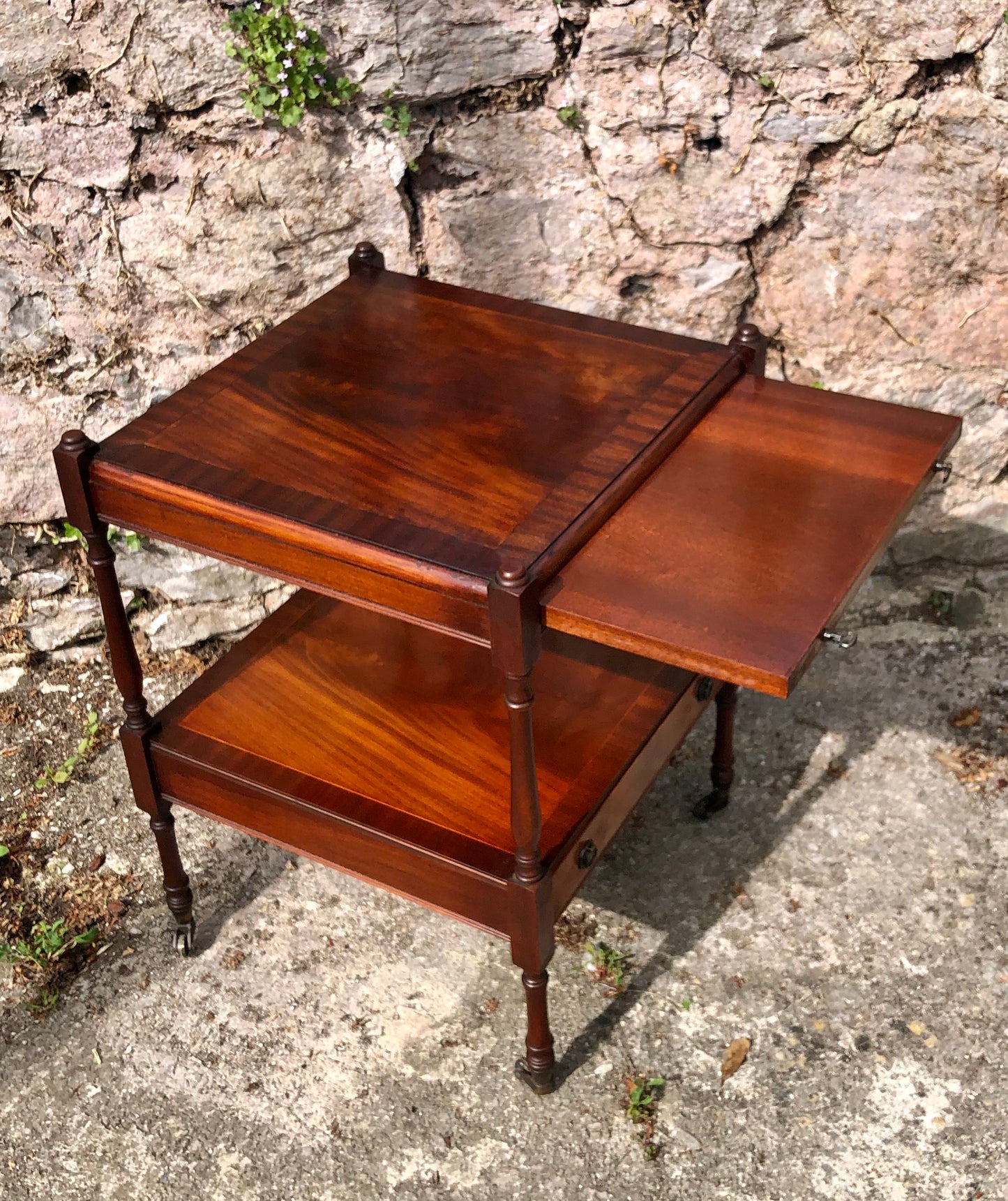 000521....Handsome Vintage Bedside Or Lamp Table