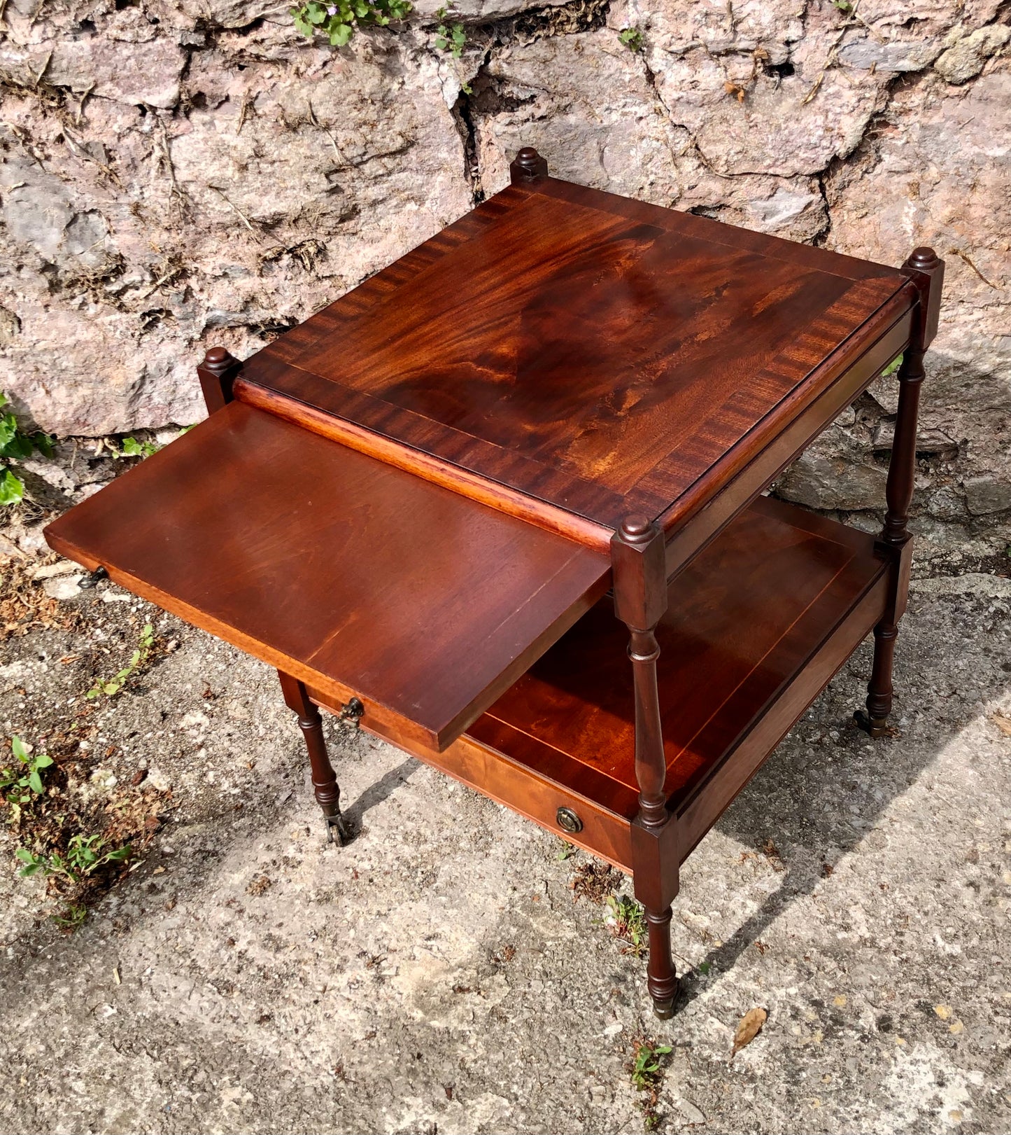 000521....Handsome Vintage Bedside Or Lamp Table