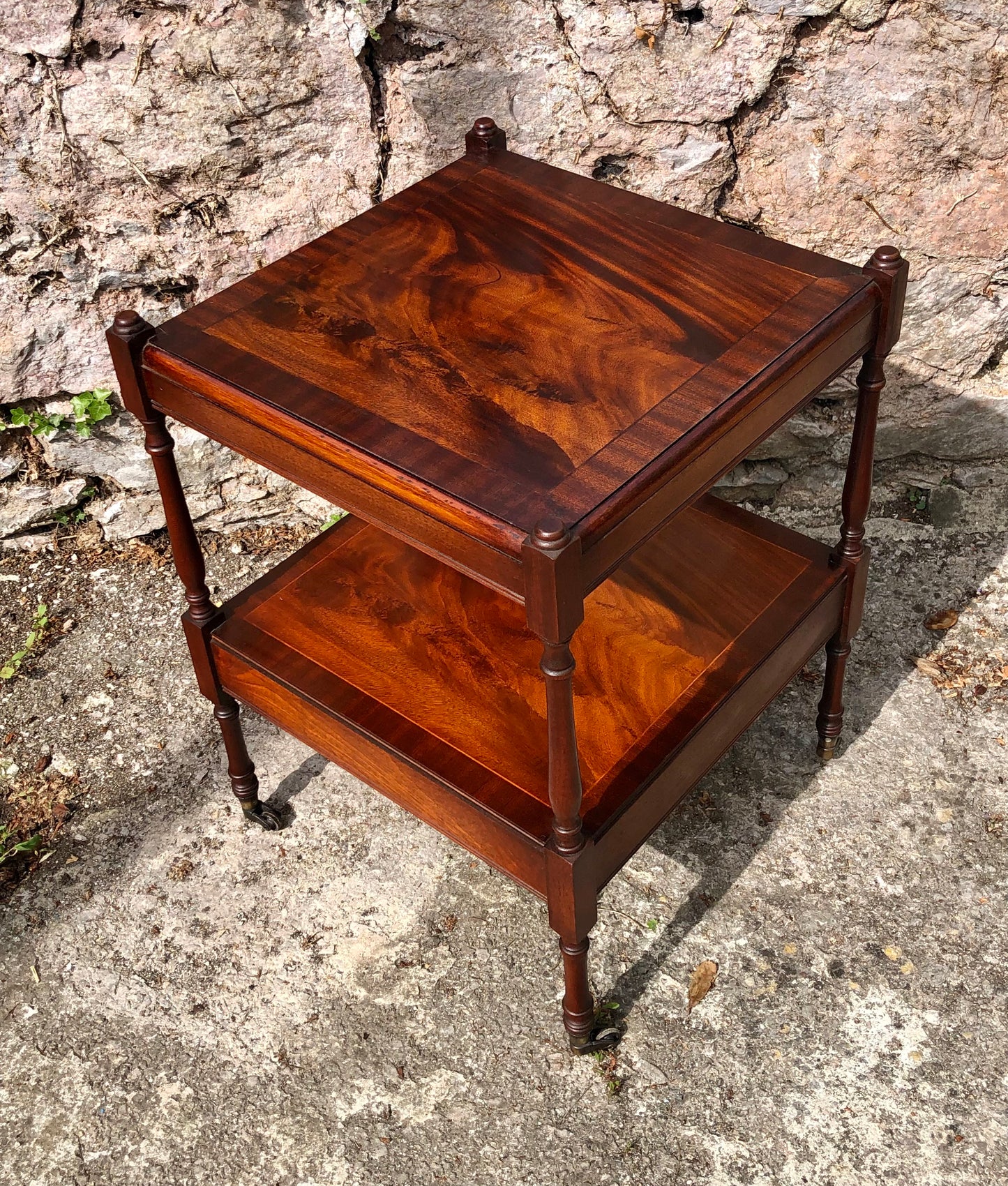 000521....Handsome Vintage Bedside Or Lamp Table