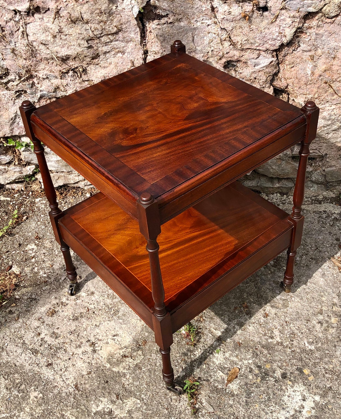 000521....Handsome Vintage Bedside Or Lamp Table