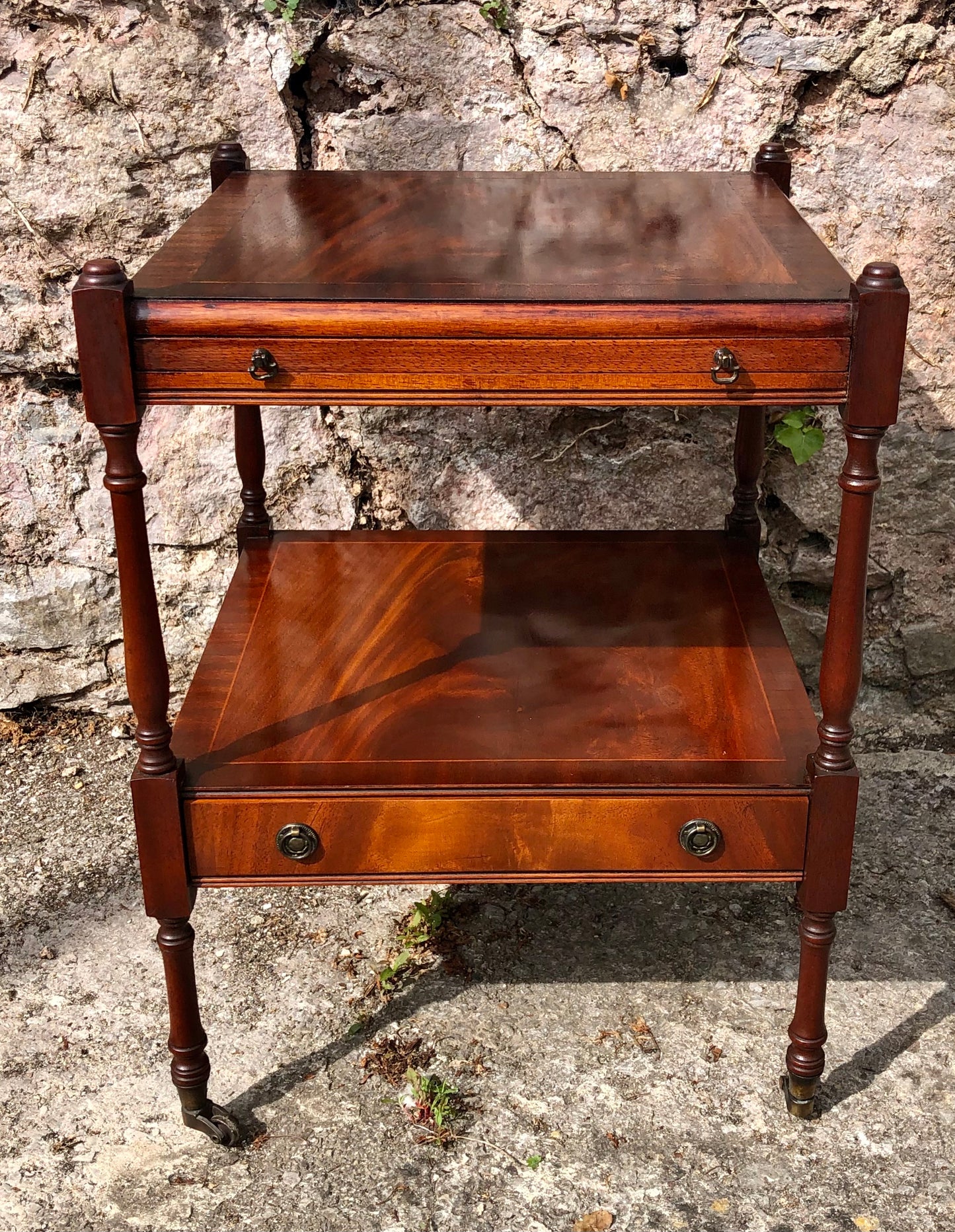 000521....Handsome Vintage Bedside Or Lamp Table