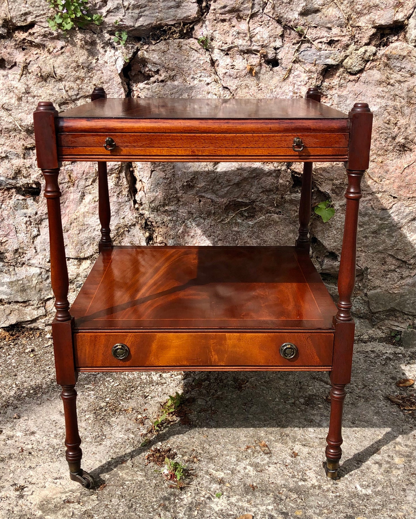 000521....Handsome Vintage Bedside Or Lamp Table