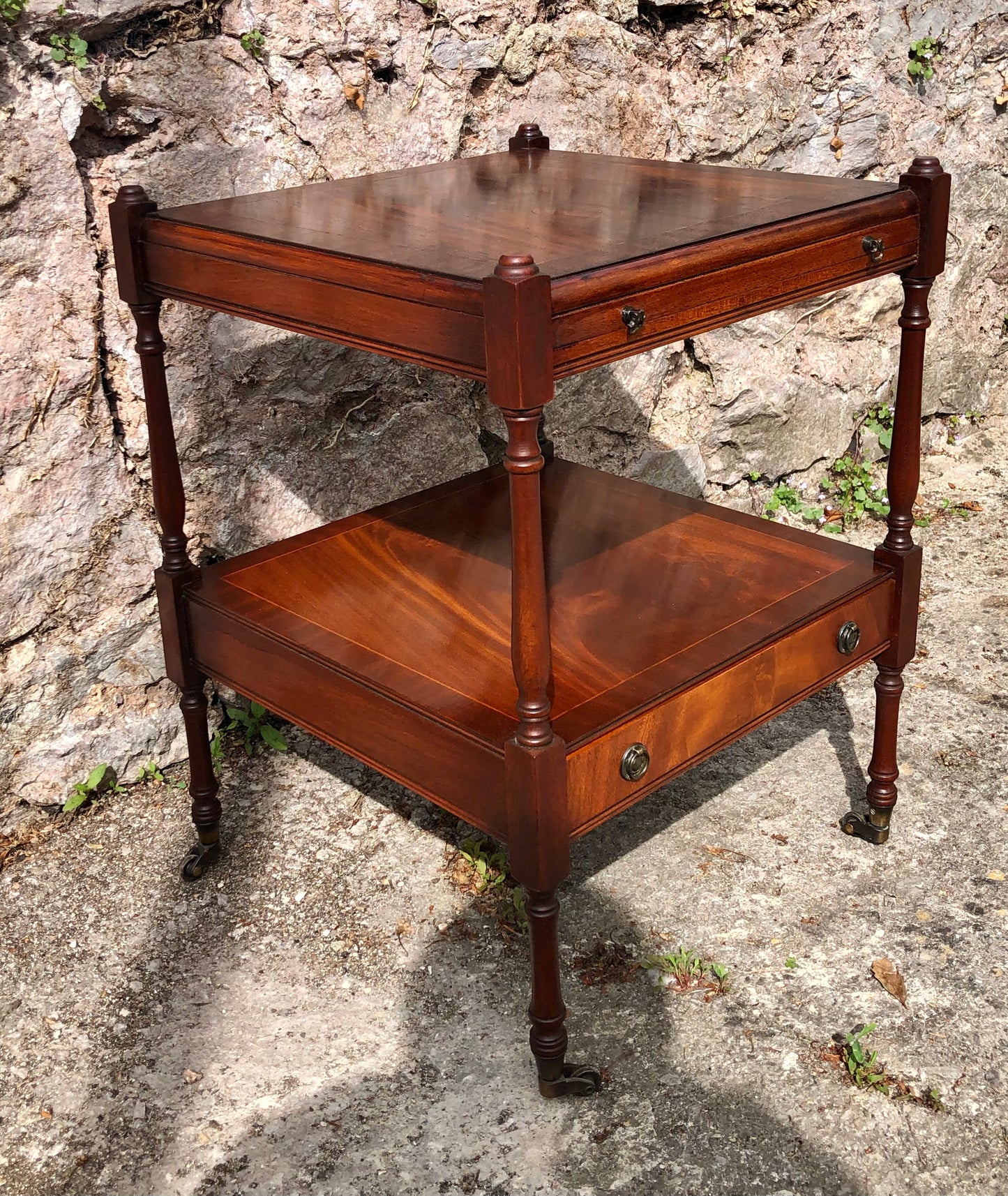 000521....Handsome Vintage Bedside Or Lamp Table