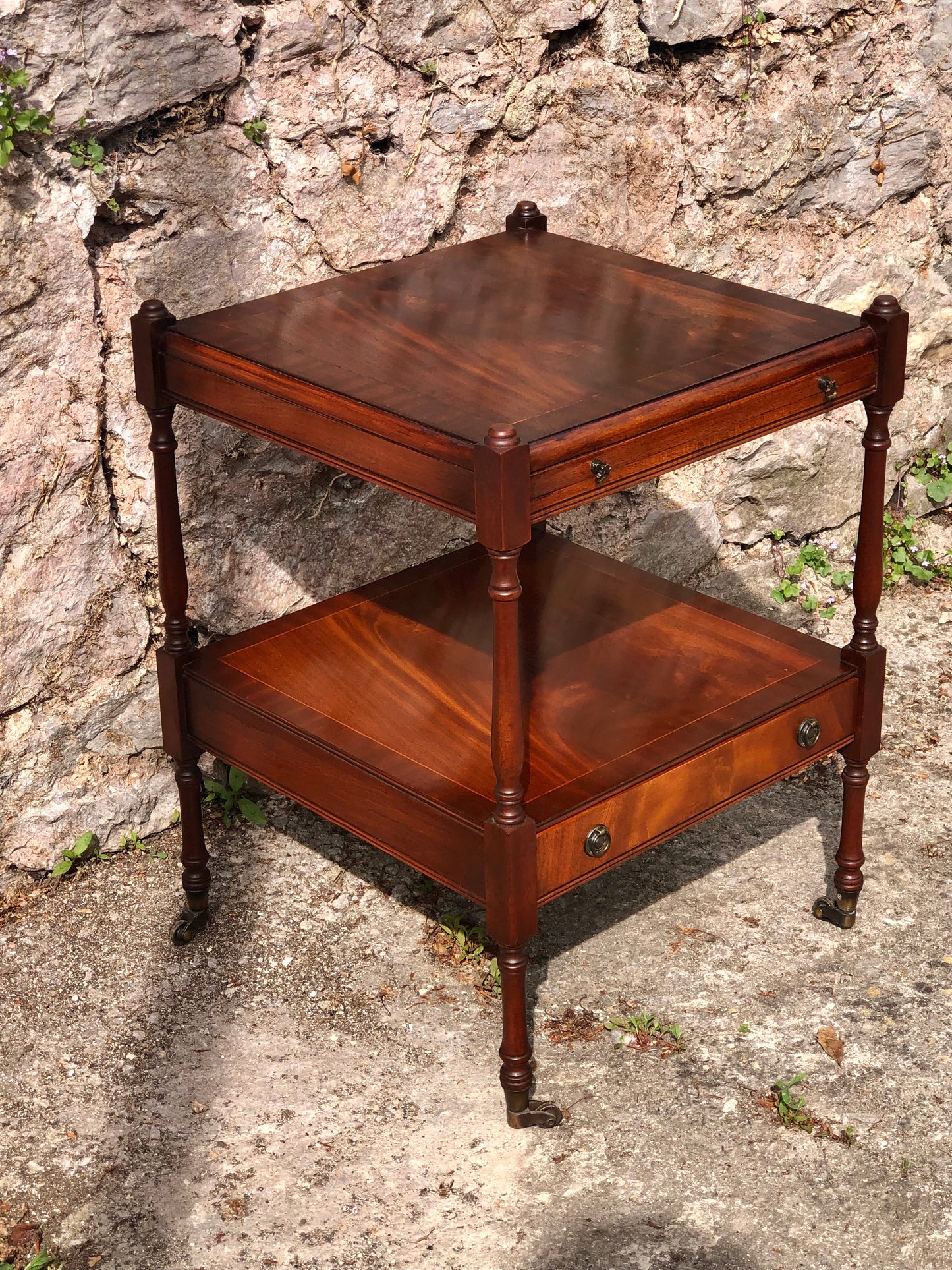 000521....Handsome Vintage Bedside Or Lamp Table