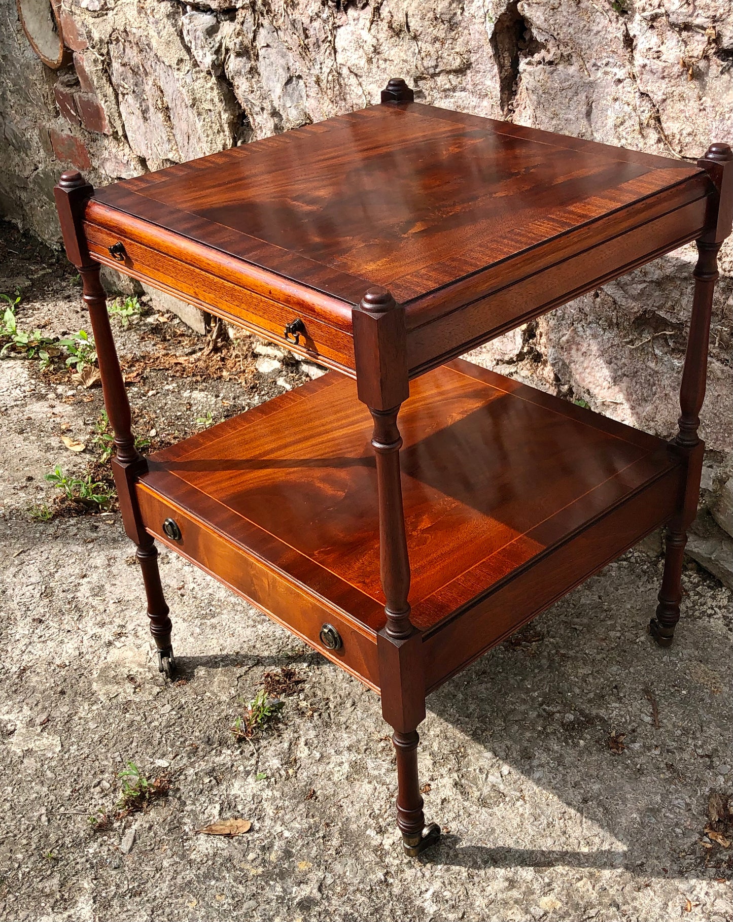 000521....Handsome Vintage Bedside Or Lamp Table