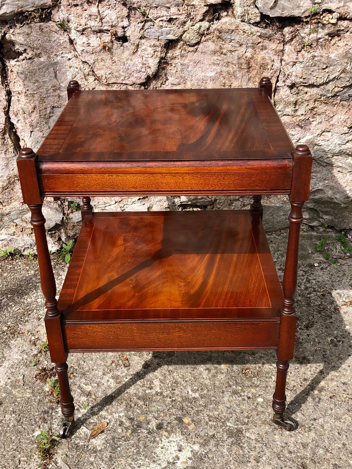 000521....Handsome Vintage Bedside Or Lamp Table