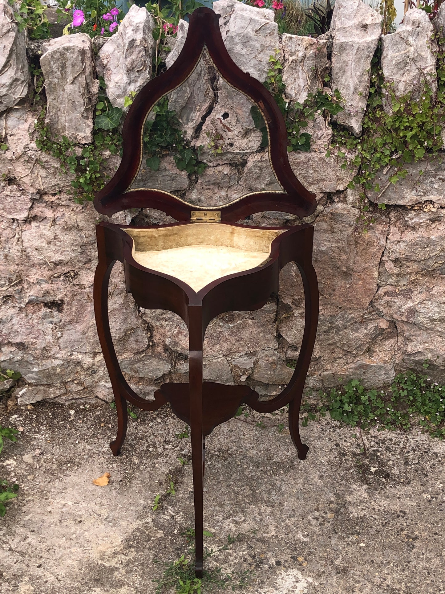 000508....Handsome Edwardian Mahogany Bijouterie Display Table