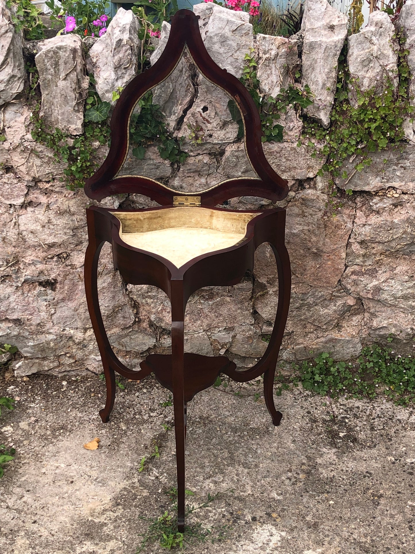 000508....Handsome Edwardian Mahogany Bijouterie Display Table