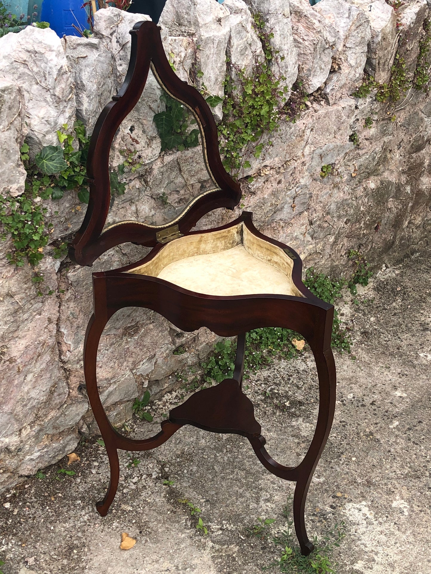 000508....Handsome Edwardian Mahogany Bijouterie Display Table