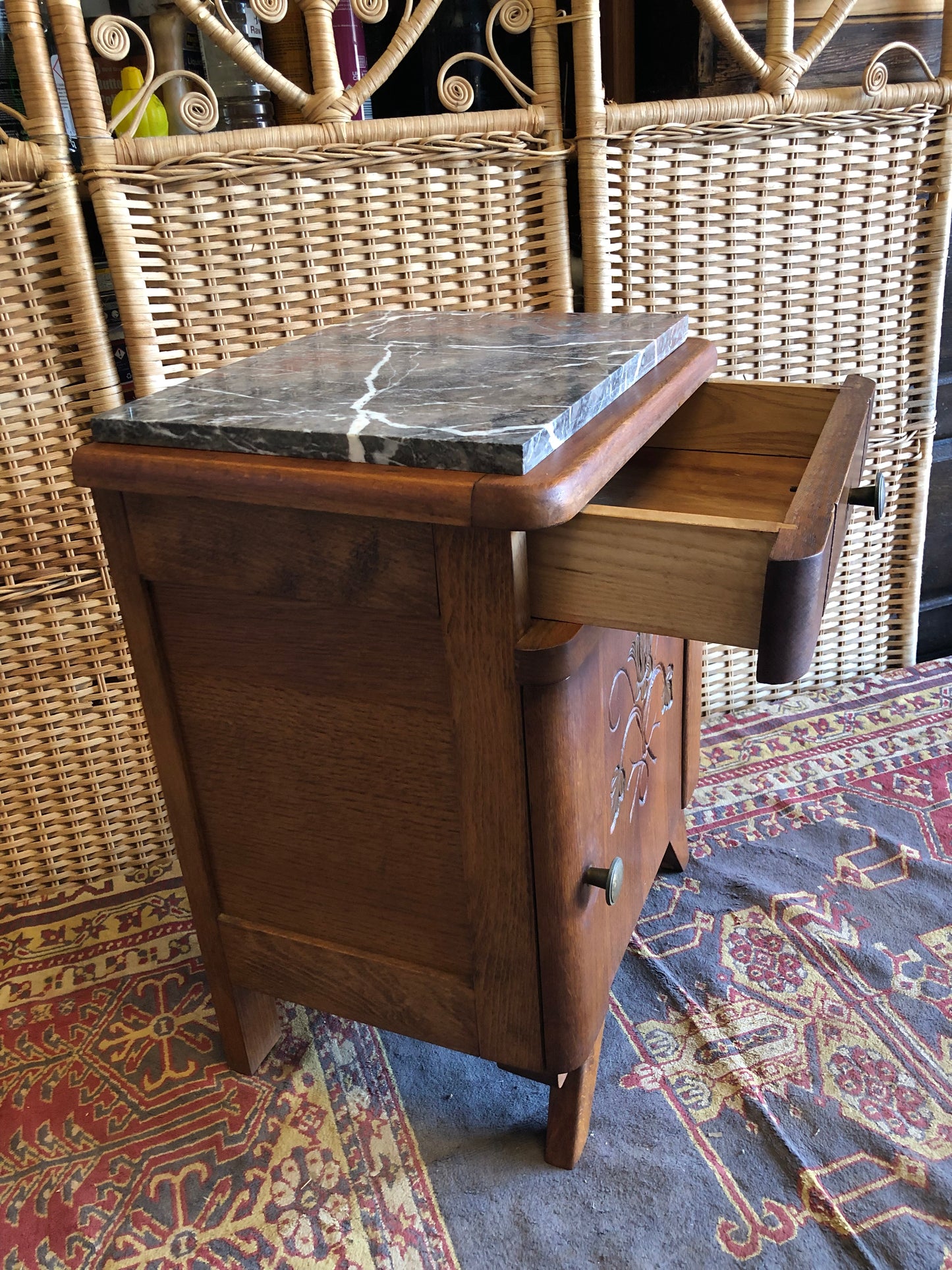 000506....Handsome Small Art Deco Bedside Lamp Table