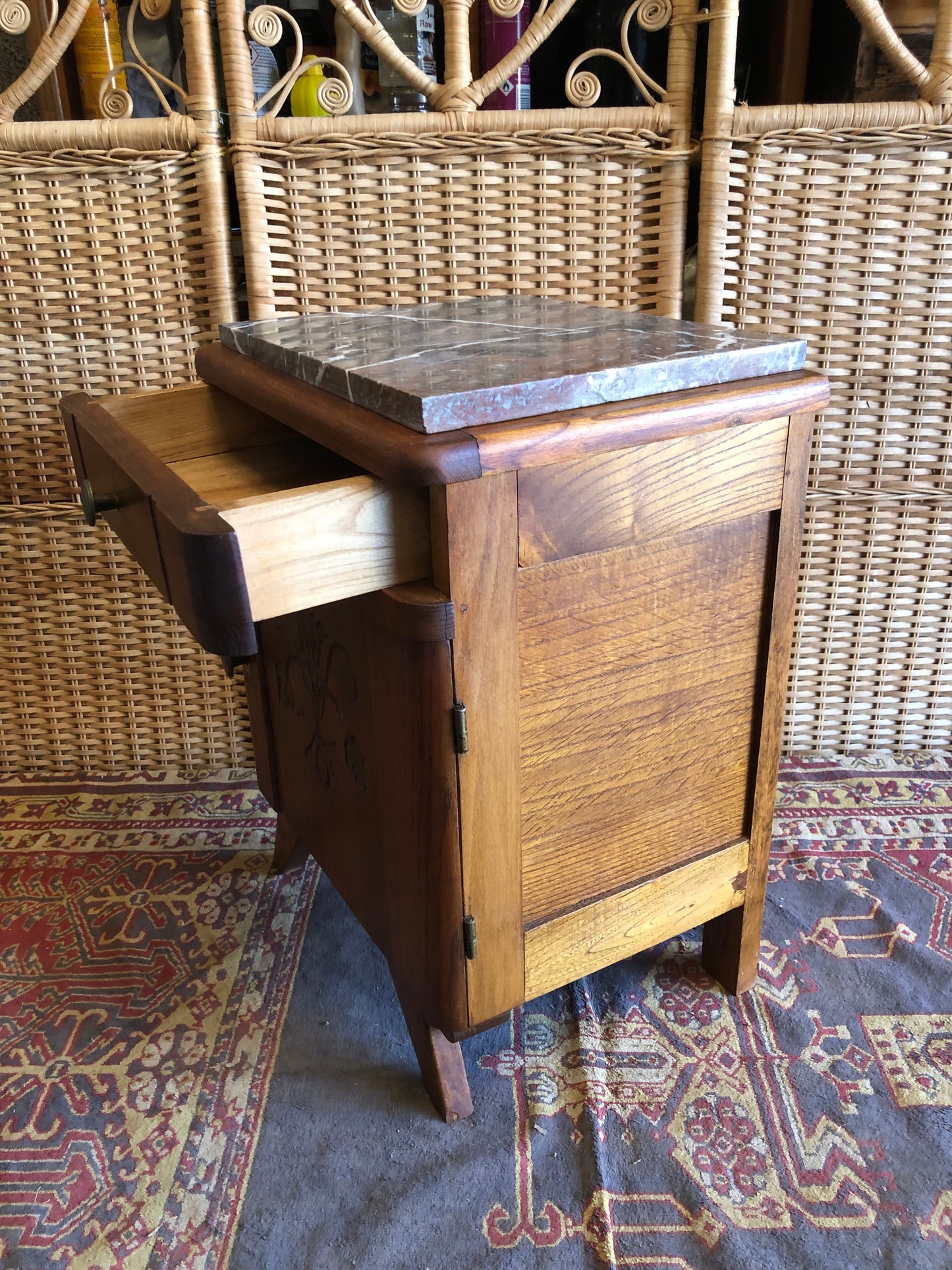 000506....Handsome Small Art Deco Bedside Lamp Table