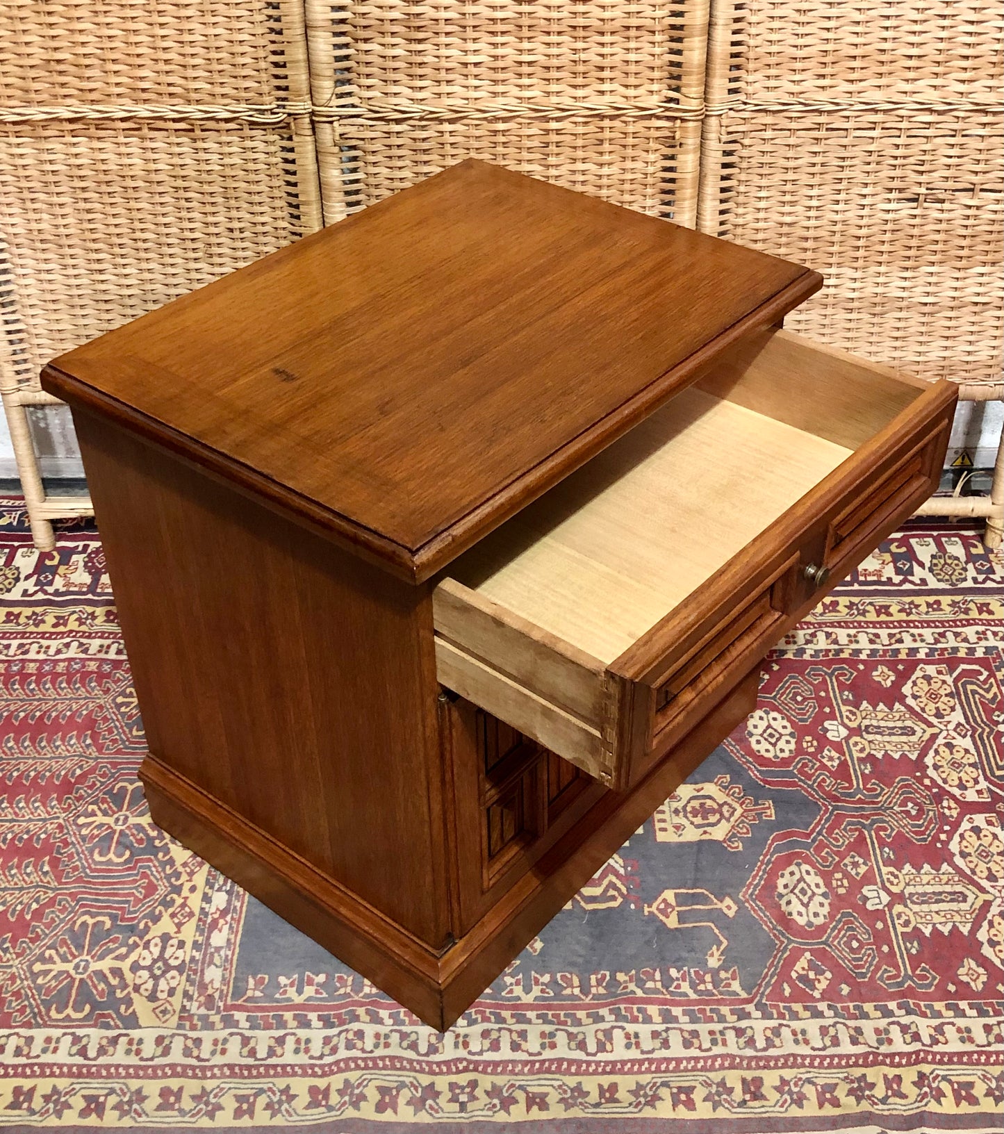 000644....Handsome Pair Of Vintage Bedside Tables