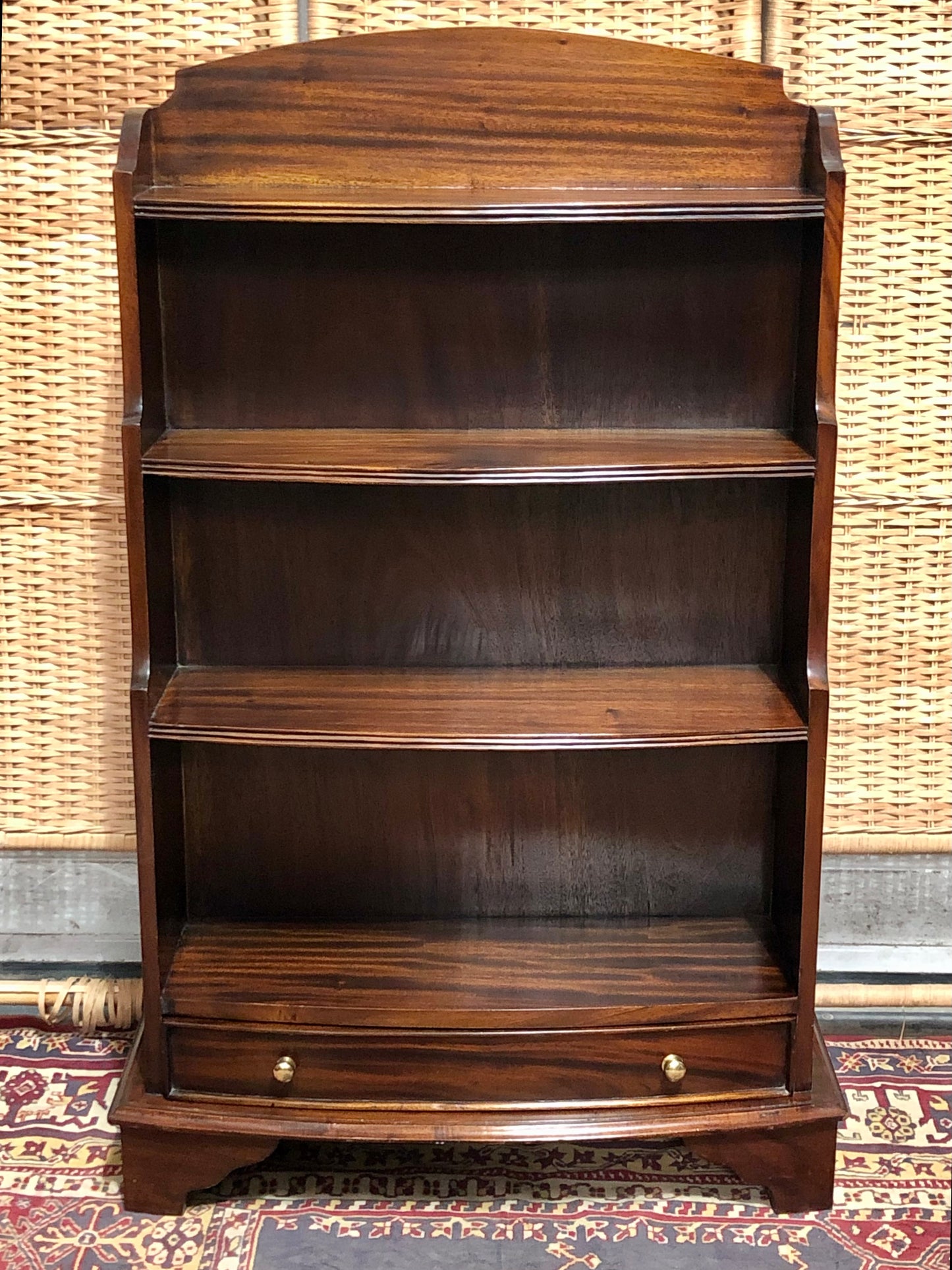 000641.... Handsome Vintage Mahogany Bookcase