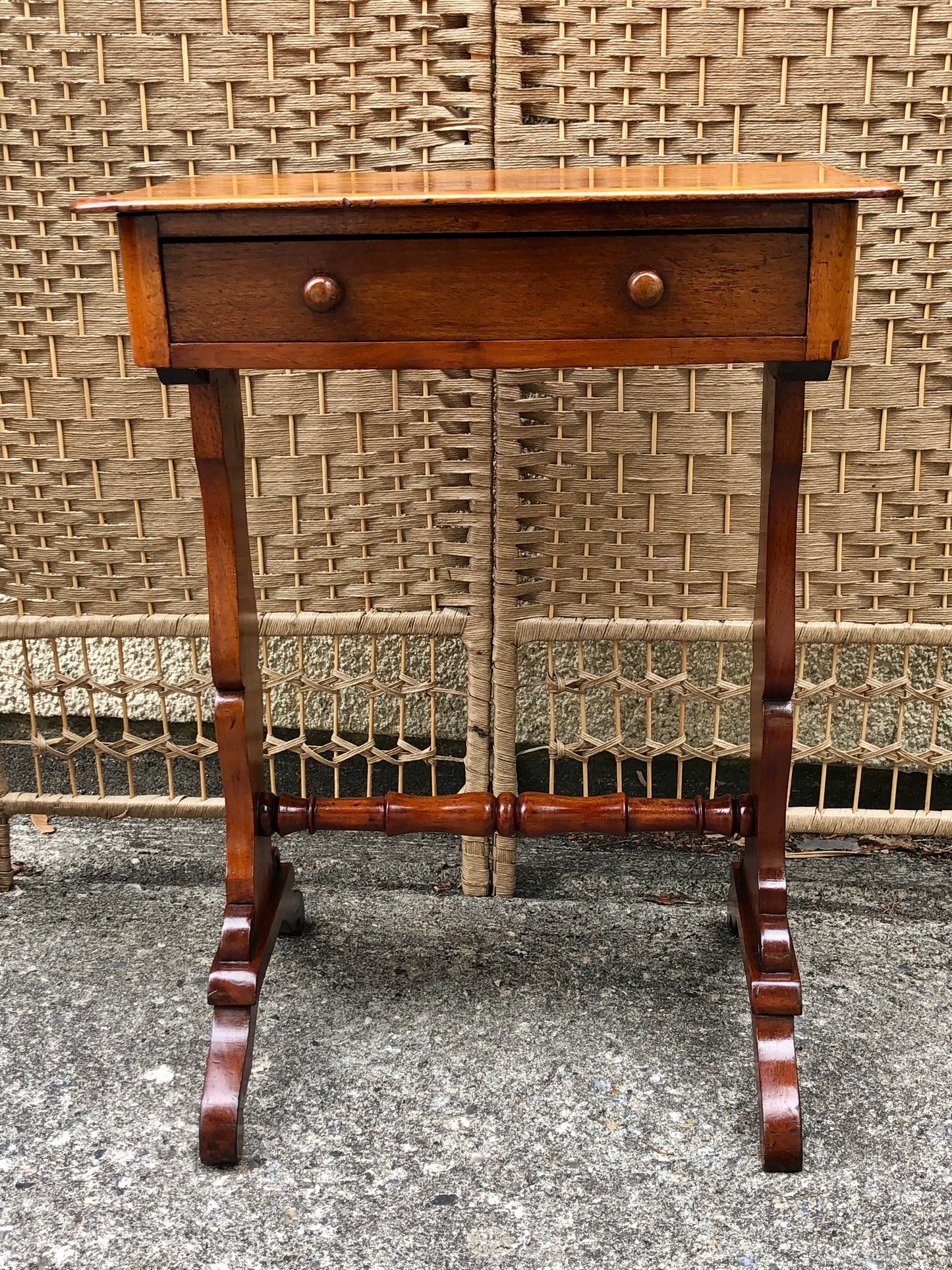 000500....Handsome Small Antique Mahogany Lamp Table