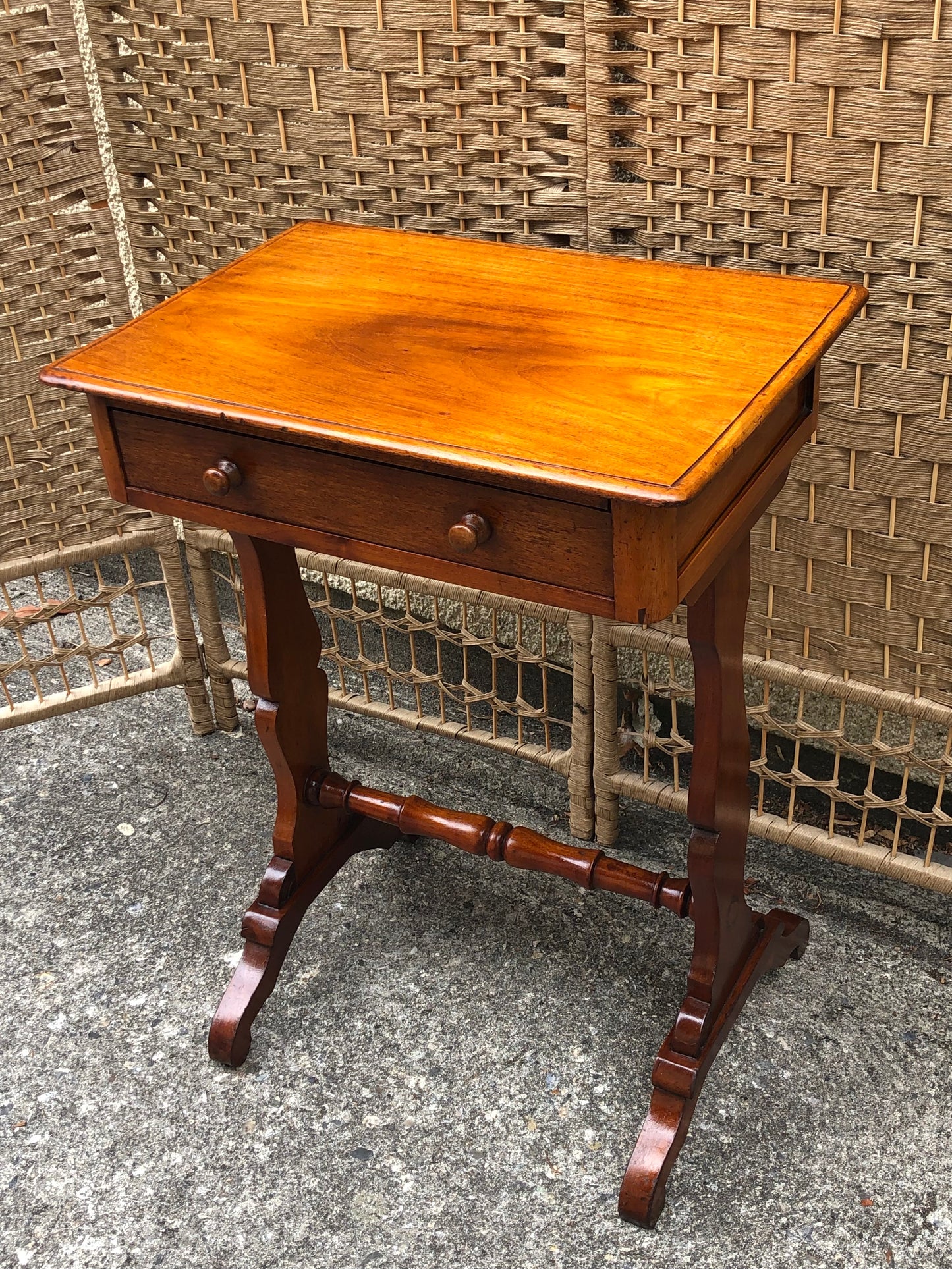 000500....Handsome Small Antique Mahogany Lamp Table