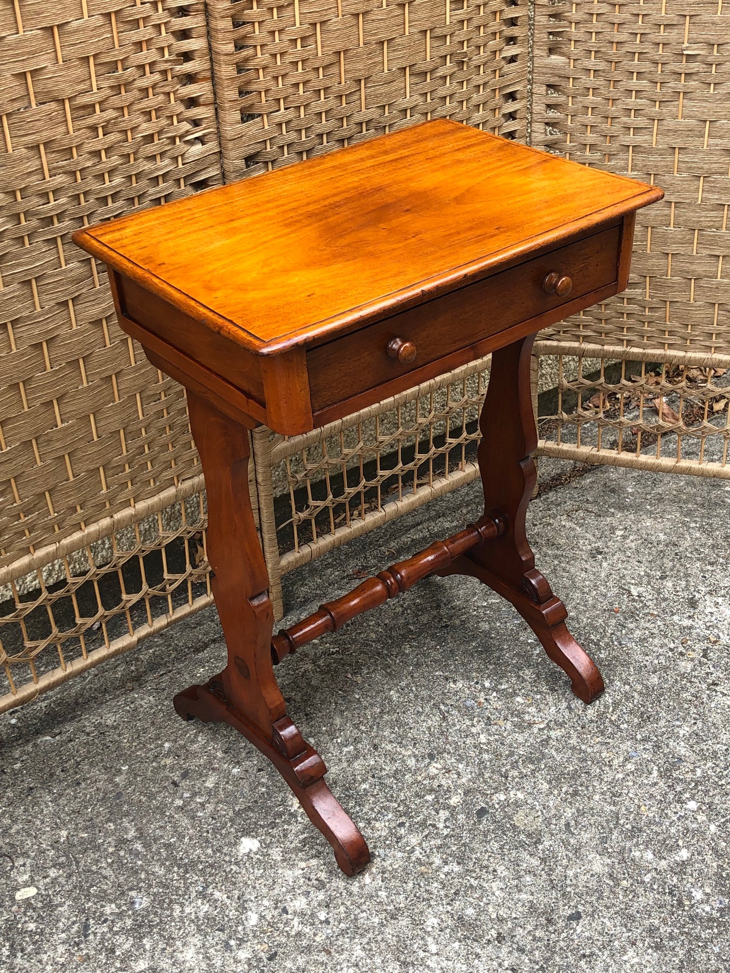 000500....Handsome Small Antique Mahogany Lamp Table