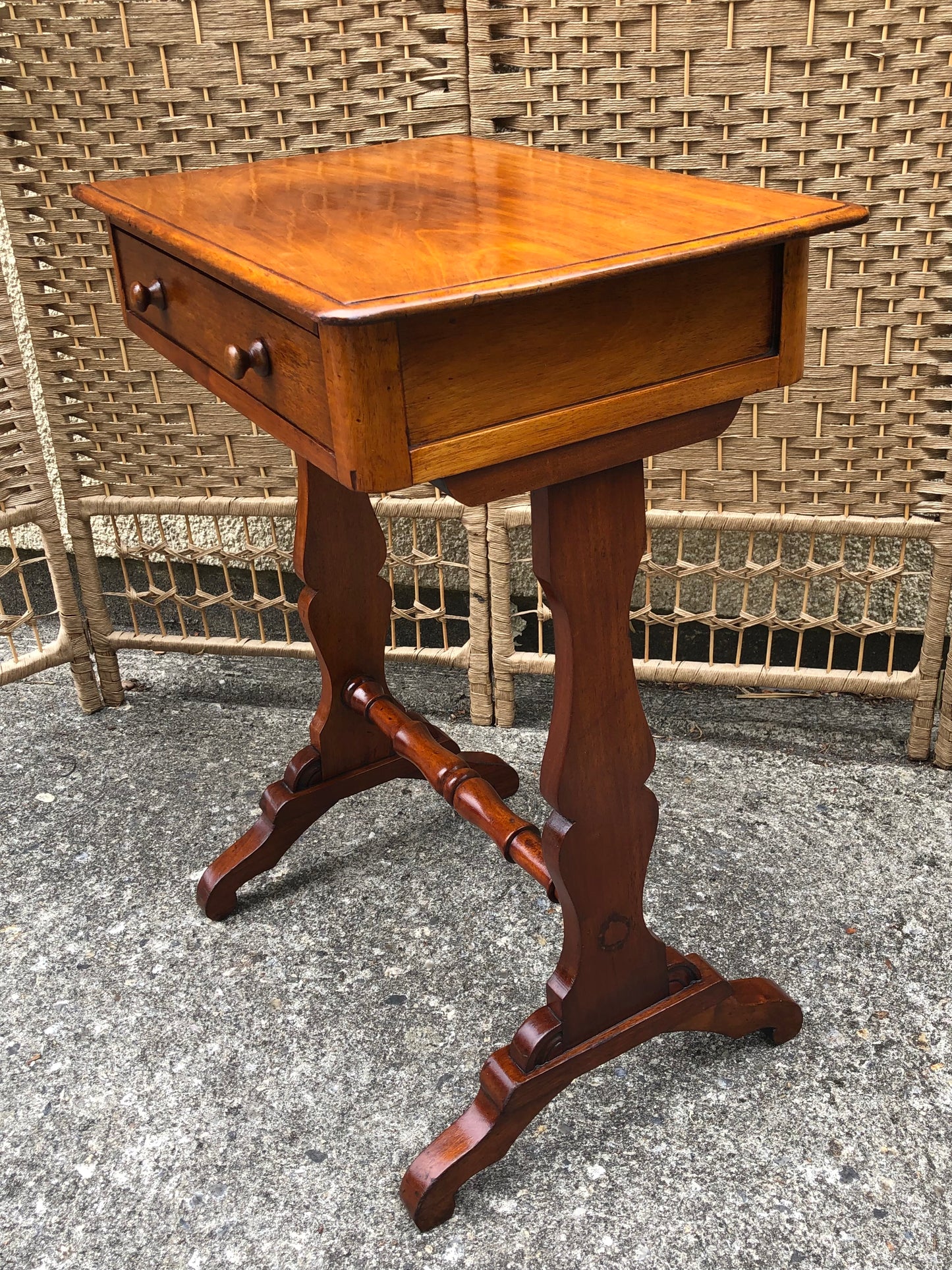 000500....Handsome Small Antique Mahogany Lamp Table
