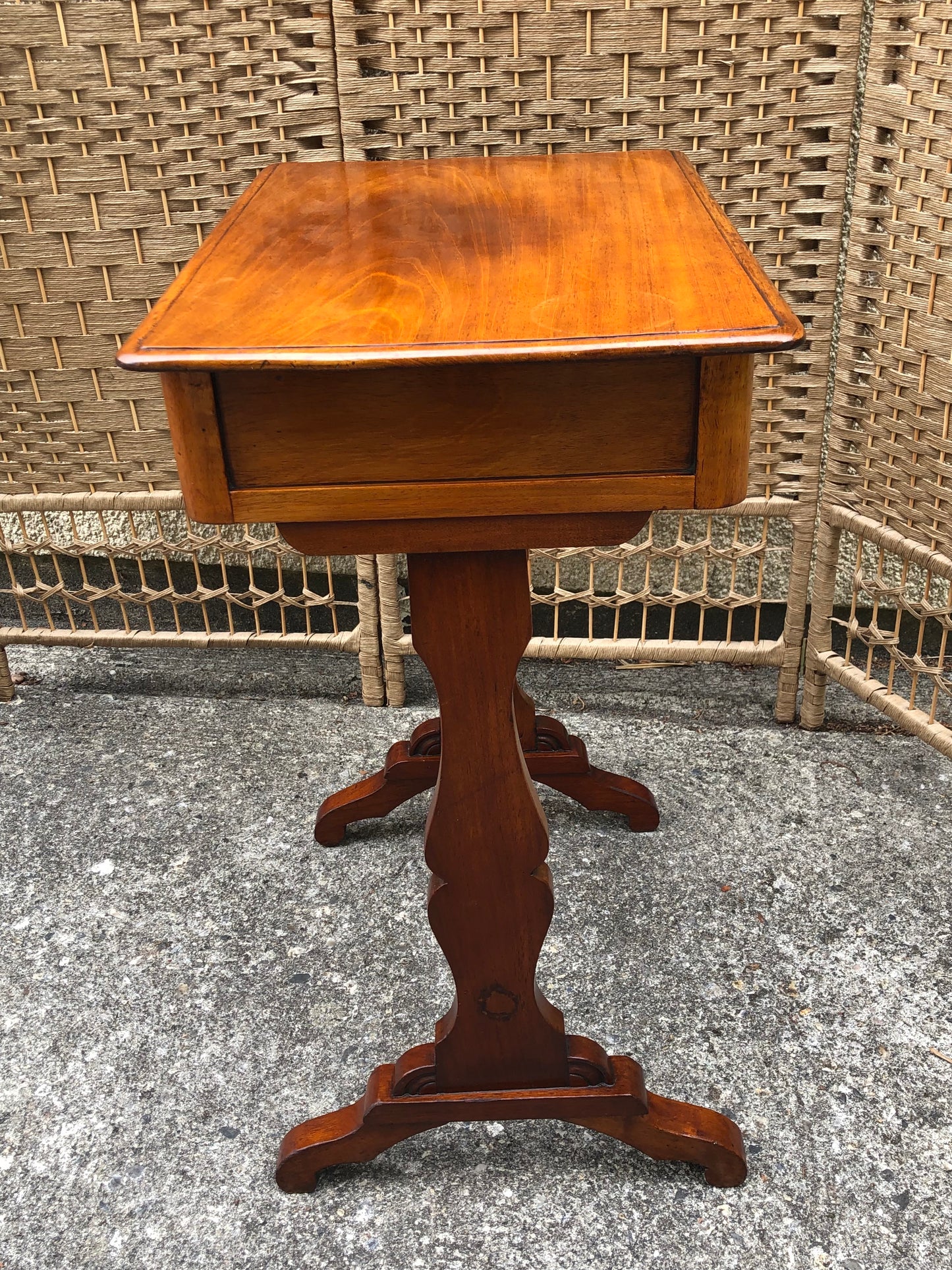 000500....Handsome Small Antique Mahogany Lamp Table