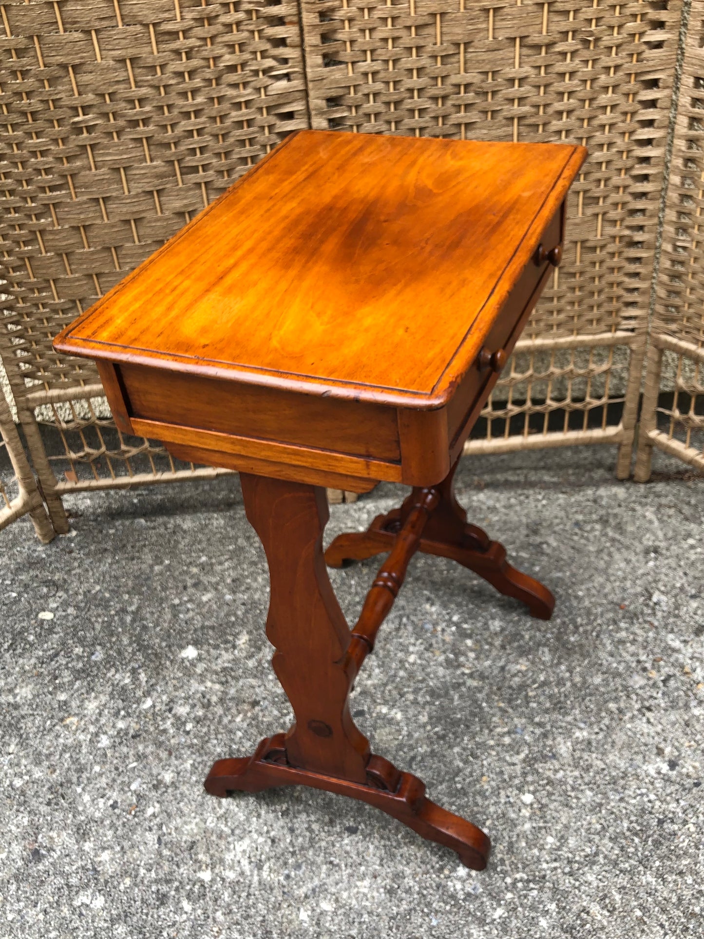000500....Handsome Small Antique Mahogany Lamp Table