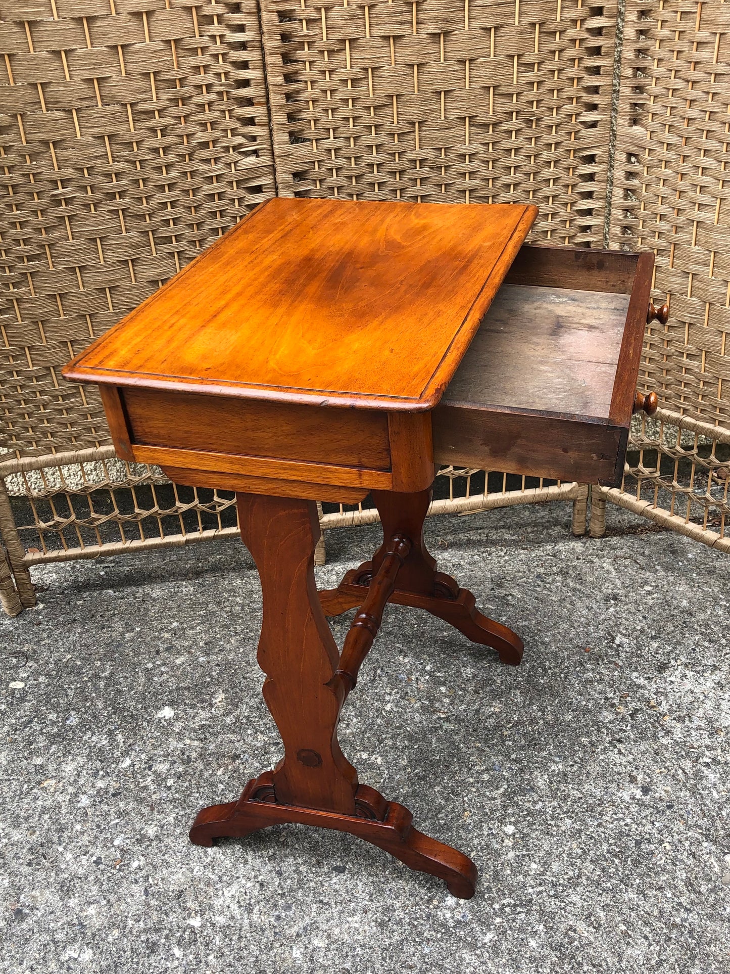 000500....Handsome Small Antique Mahogany Lamp Table