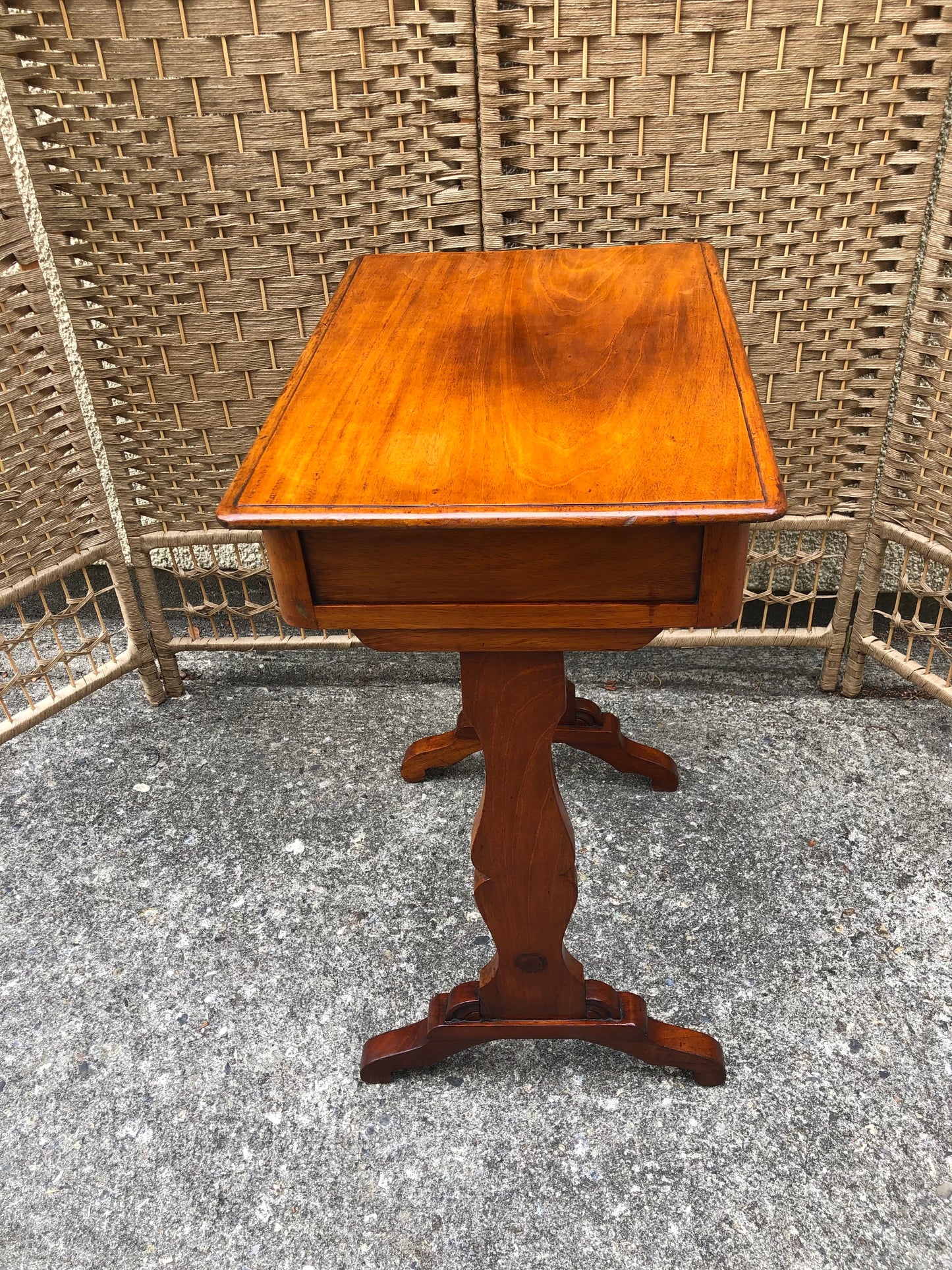 000500....Handsome Small Antique Mahogany Lamp Table