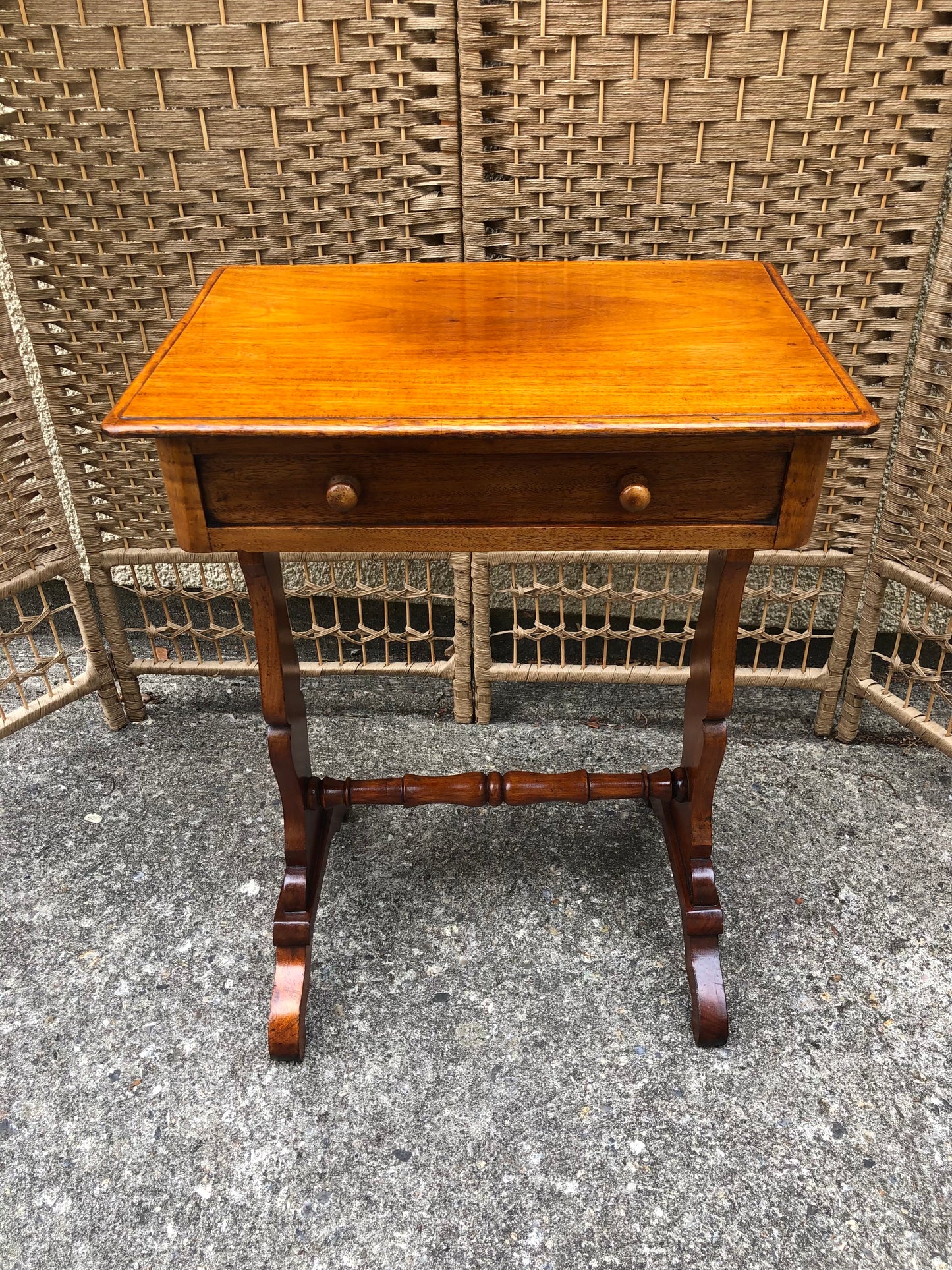 000500....Handsome Small Antique Mahogany Lamp Table