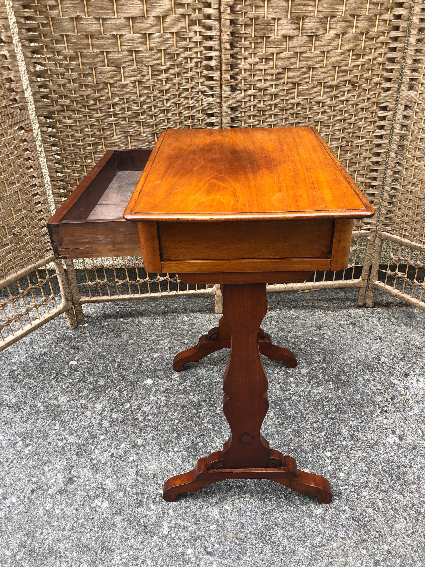 000500....Handsome Small Antique Mahogany Lamp Table
