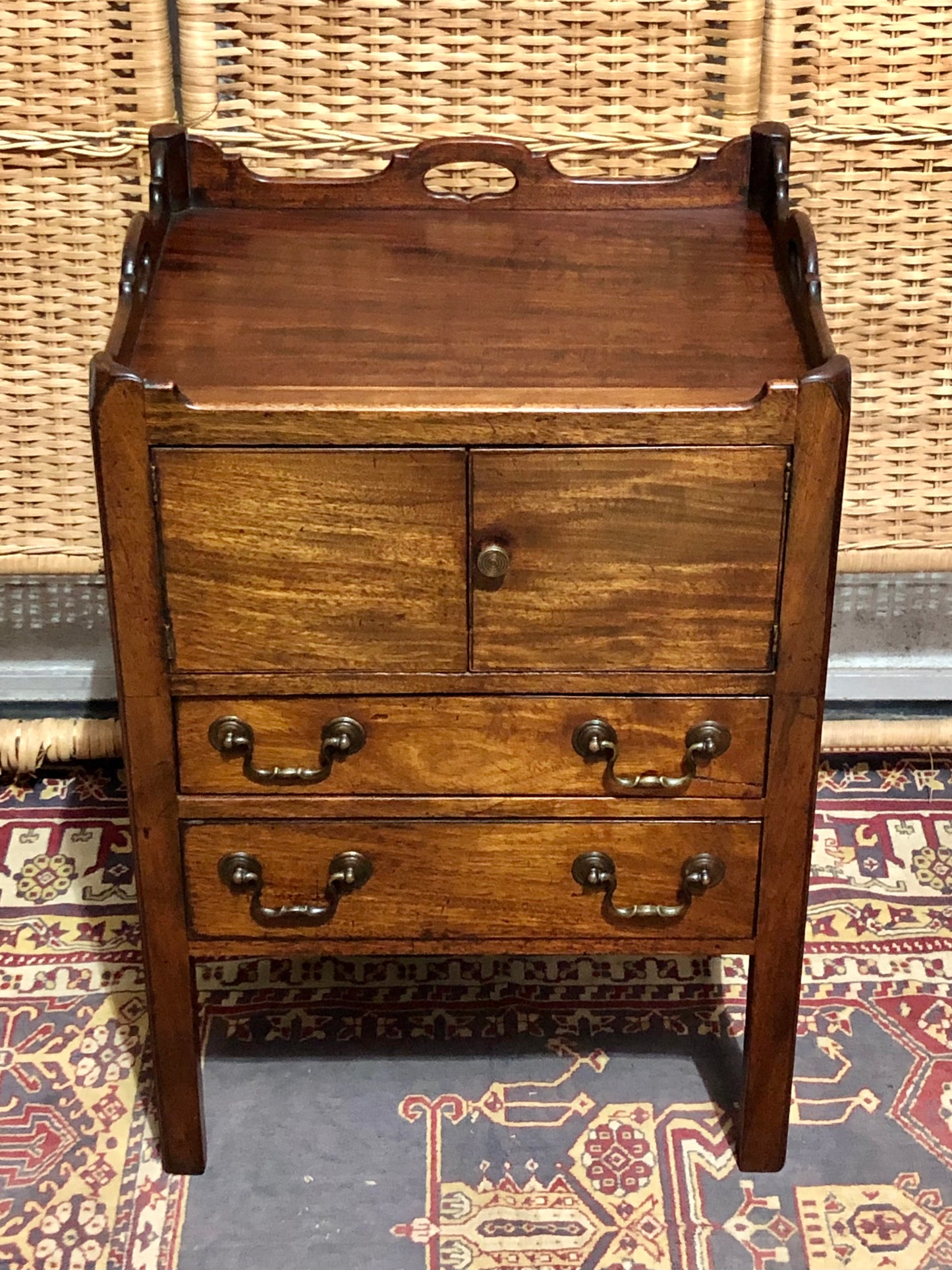 000606....Handsome George 111 Bedside /Lamp Table