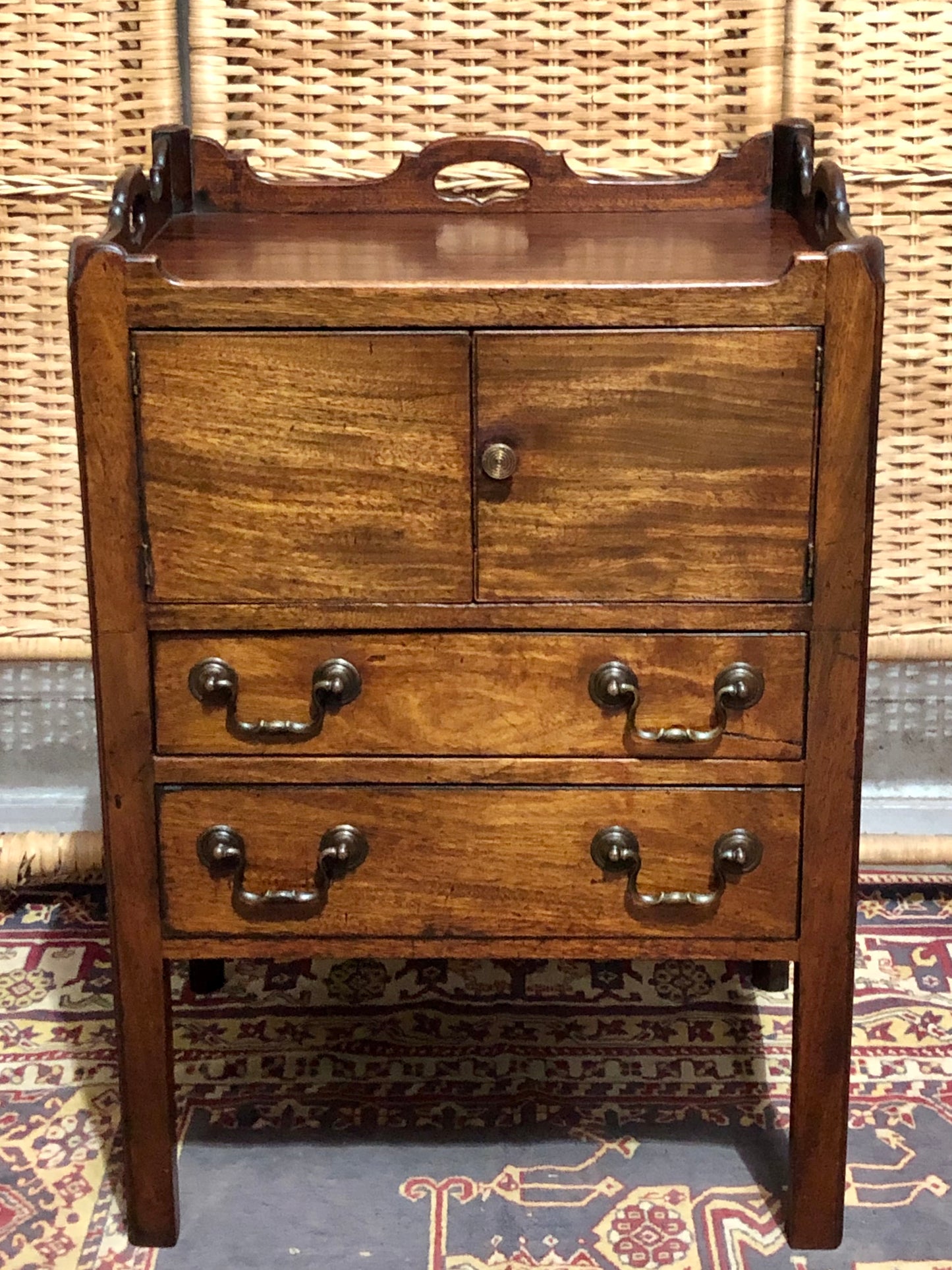000606....Handsome George 111 Bedside /Lamp Table