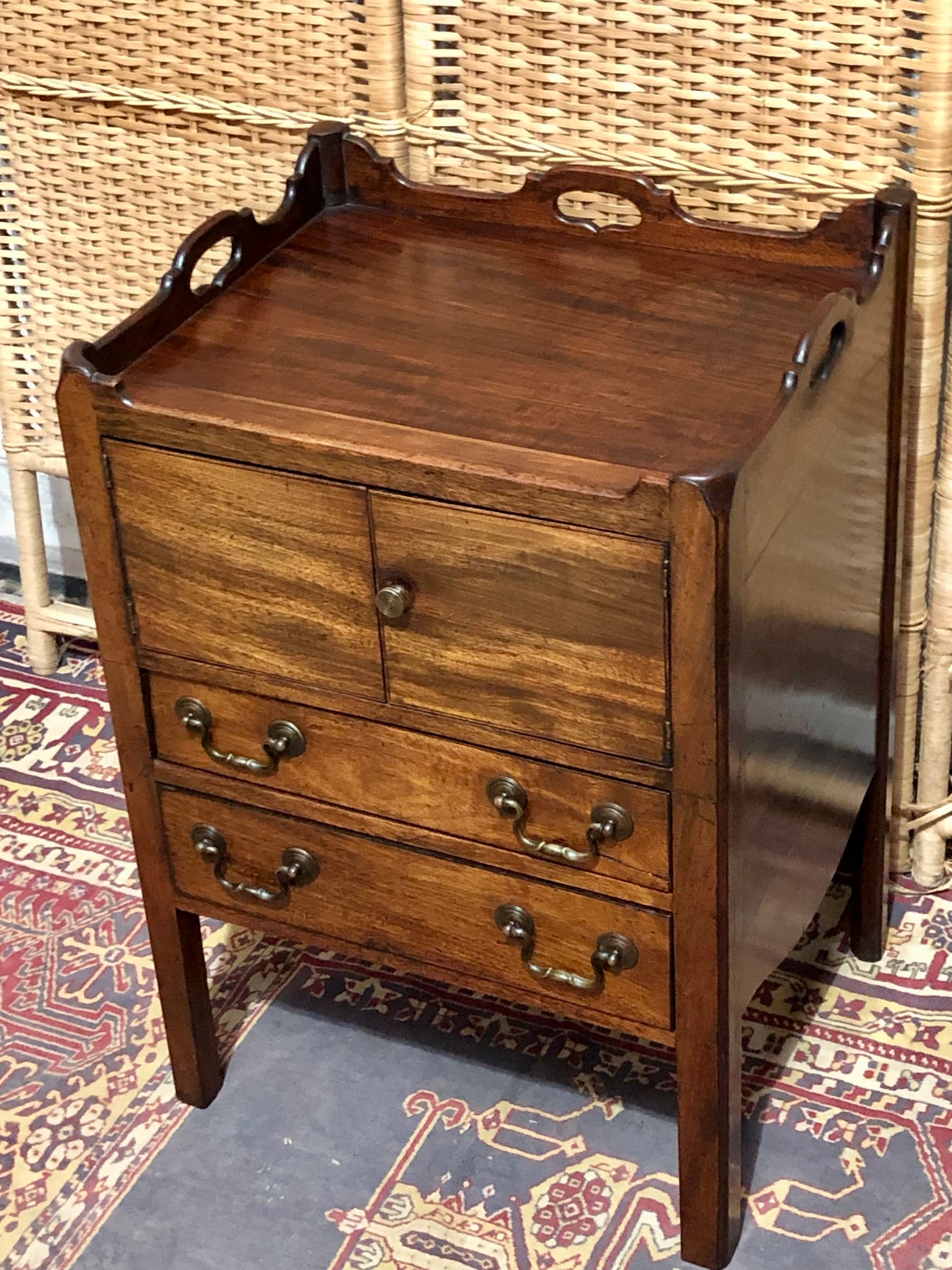 000606....Handsome George 111 Bedside /Lamp Table