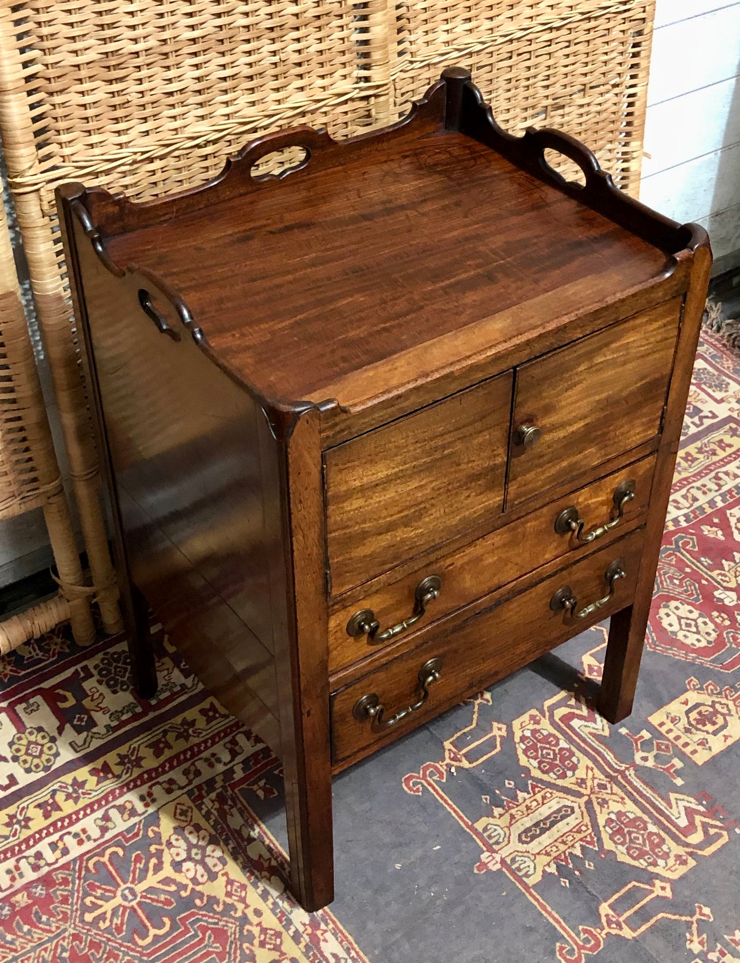 000606....Handsome George 111 Bedside /Lamp Table