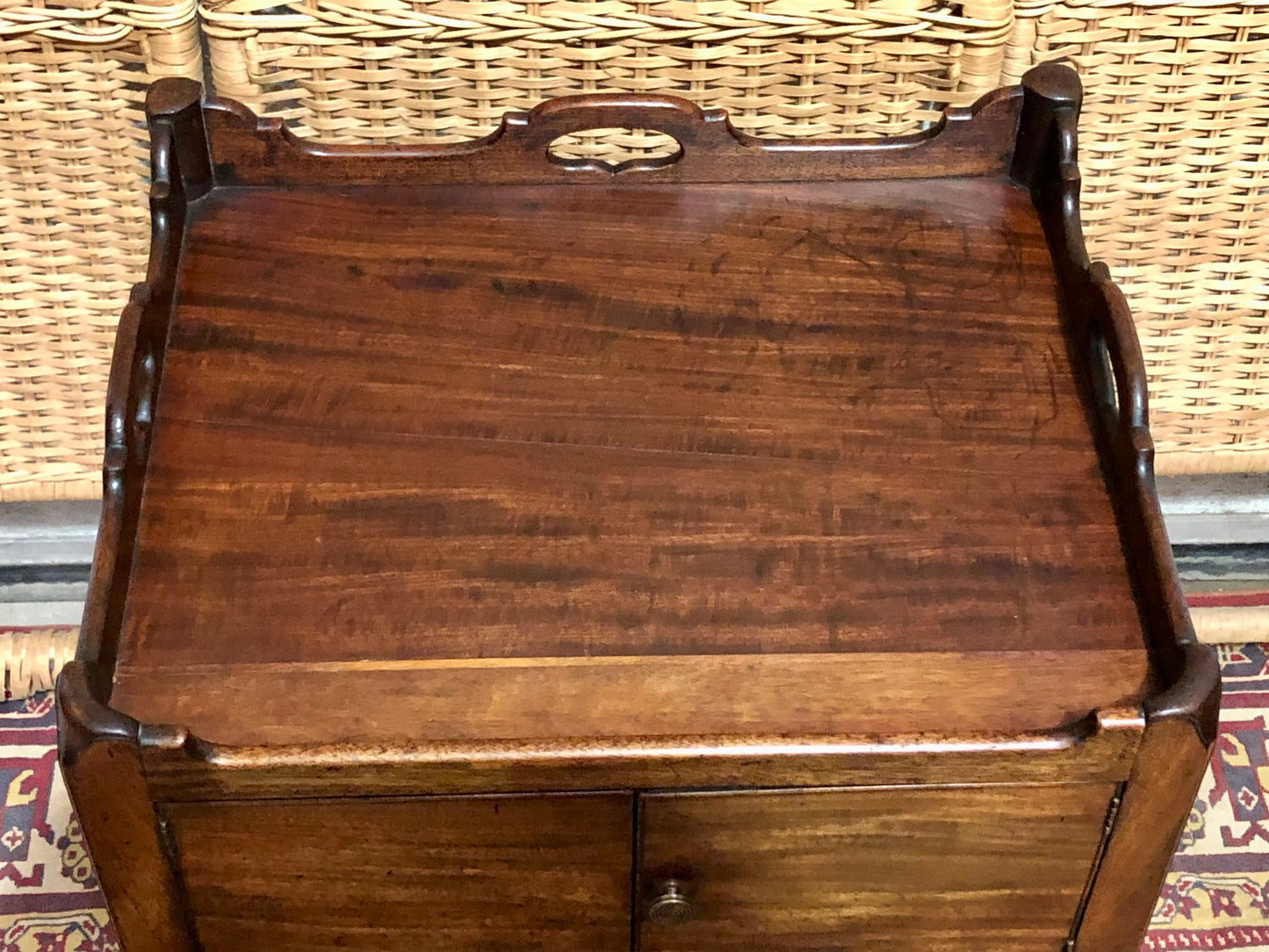 000606....Handsome George 111 Bedside /Lamp Table