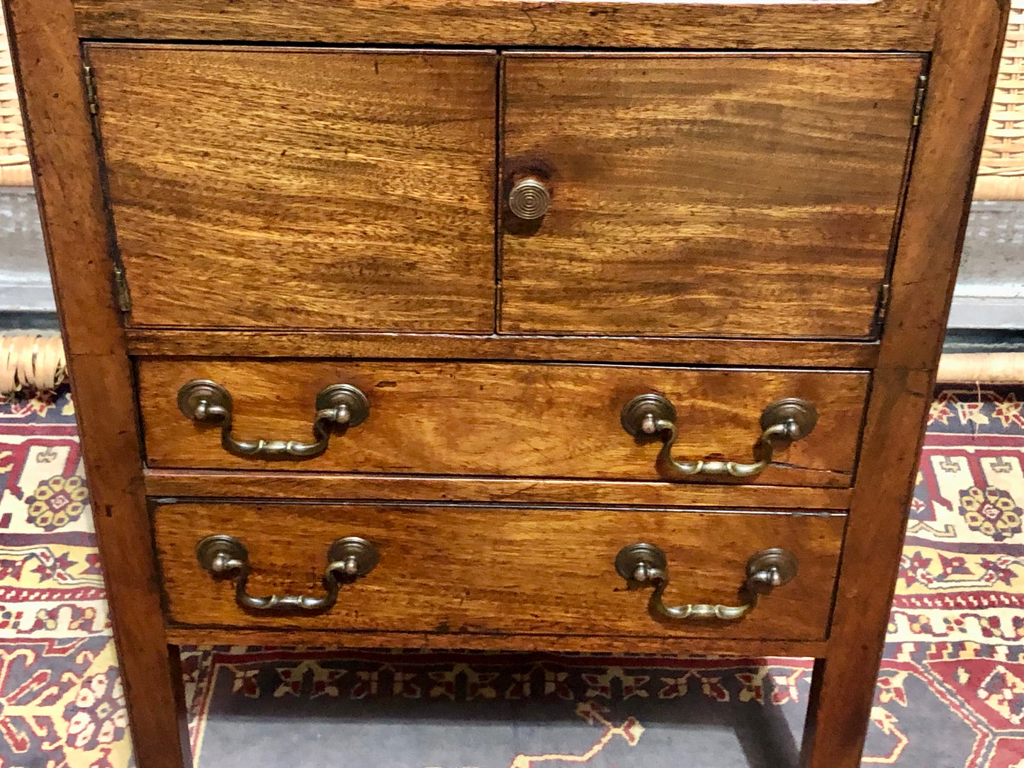 000606....Handsome George 111 Bedside /Lamp Table