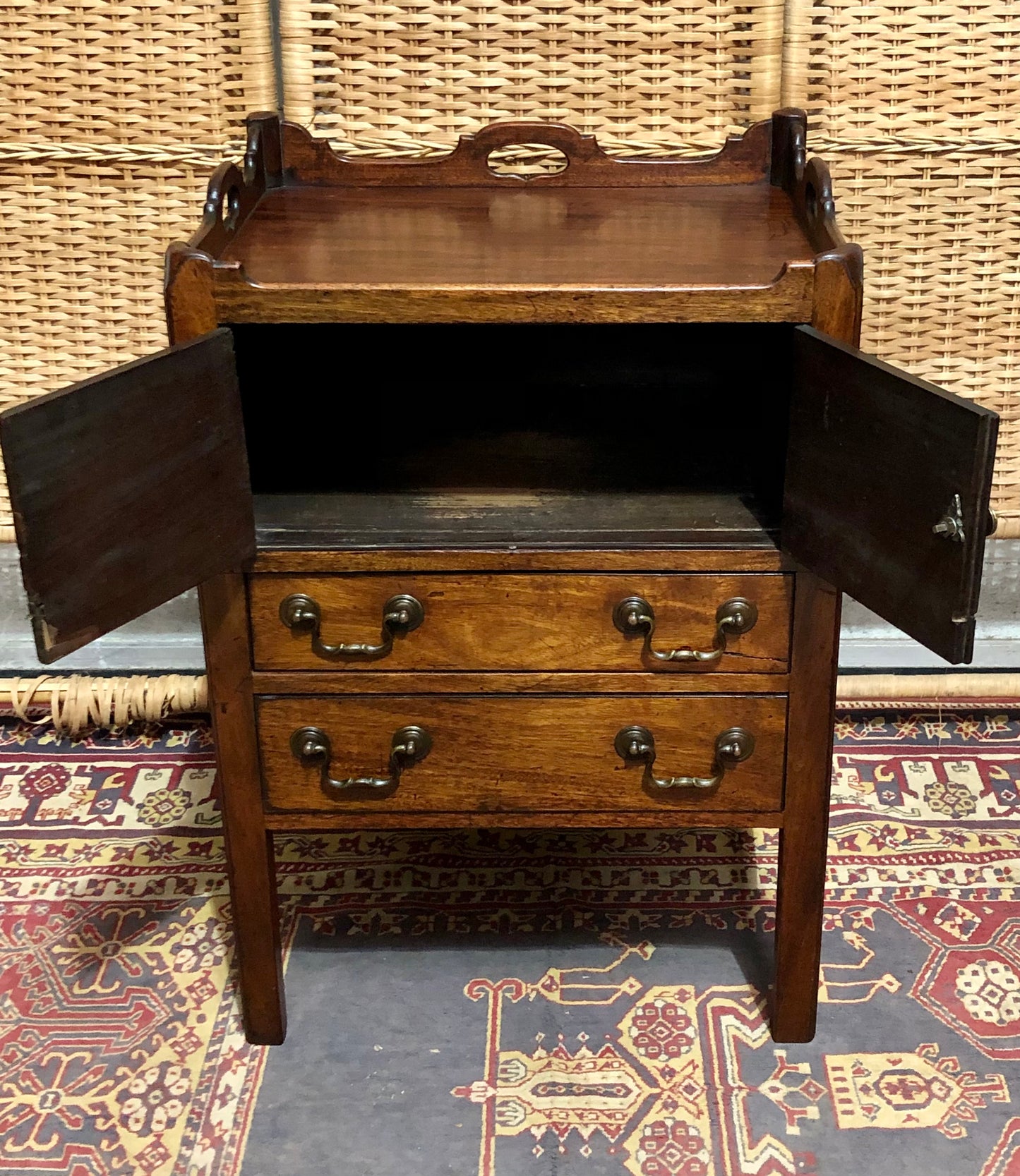 000606....Handsome George 111 Bedside /Lamp Table