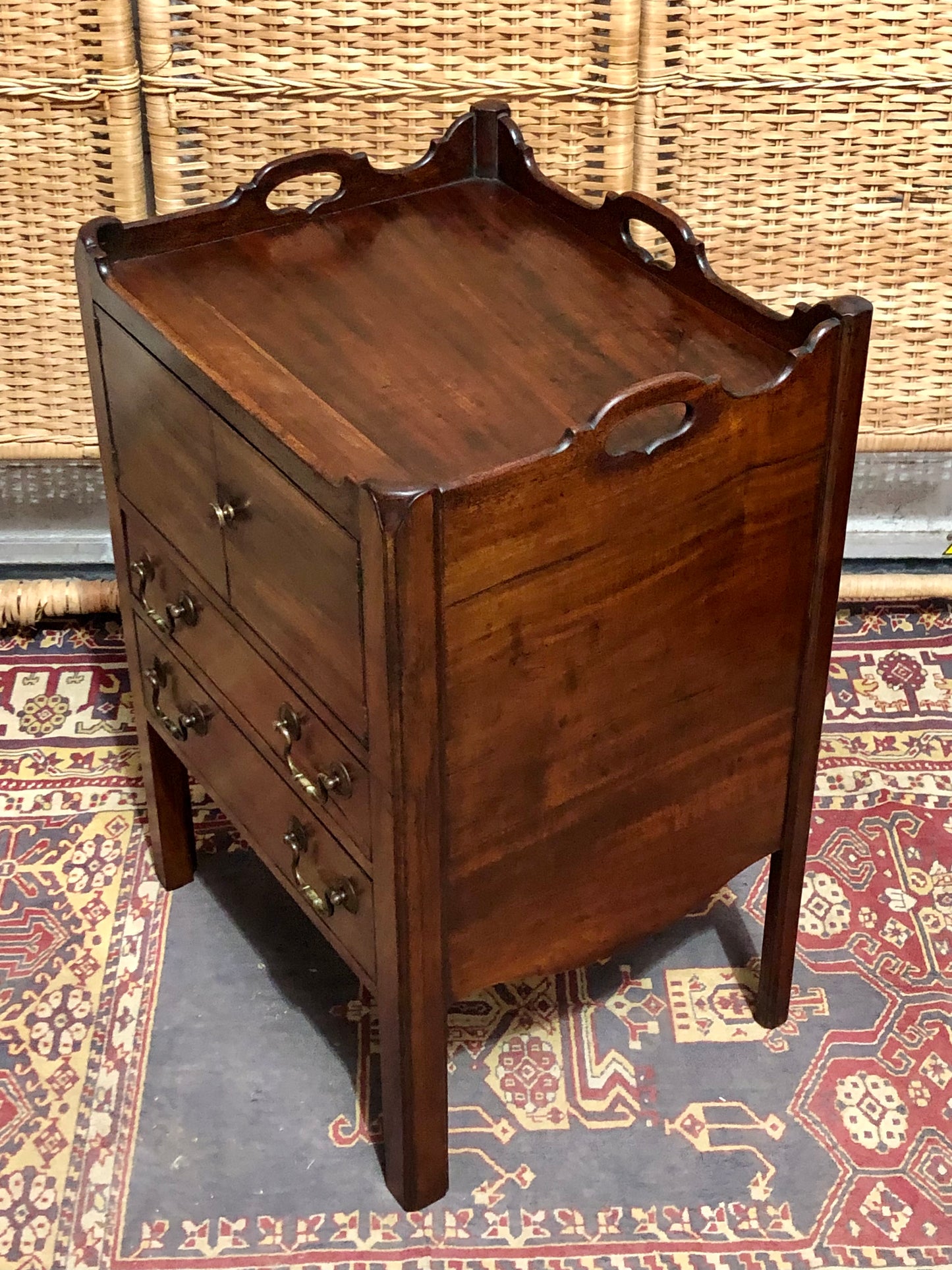 000606....Handsome George 111 Bedside /Lamp Table