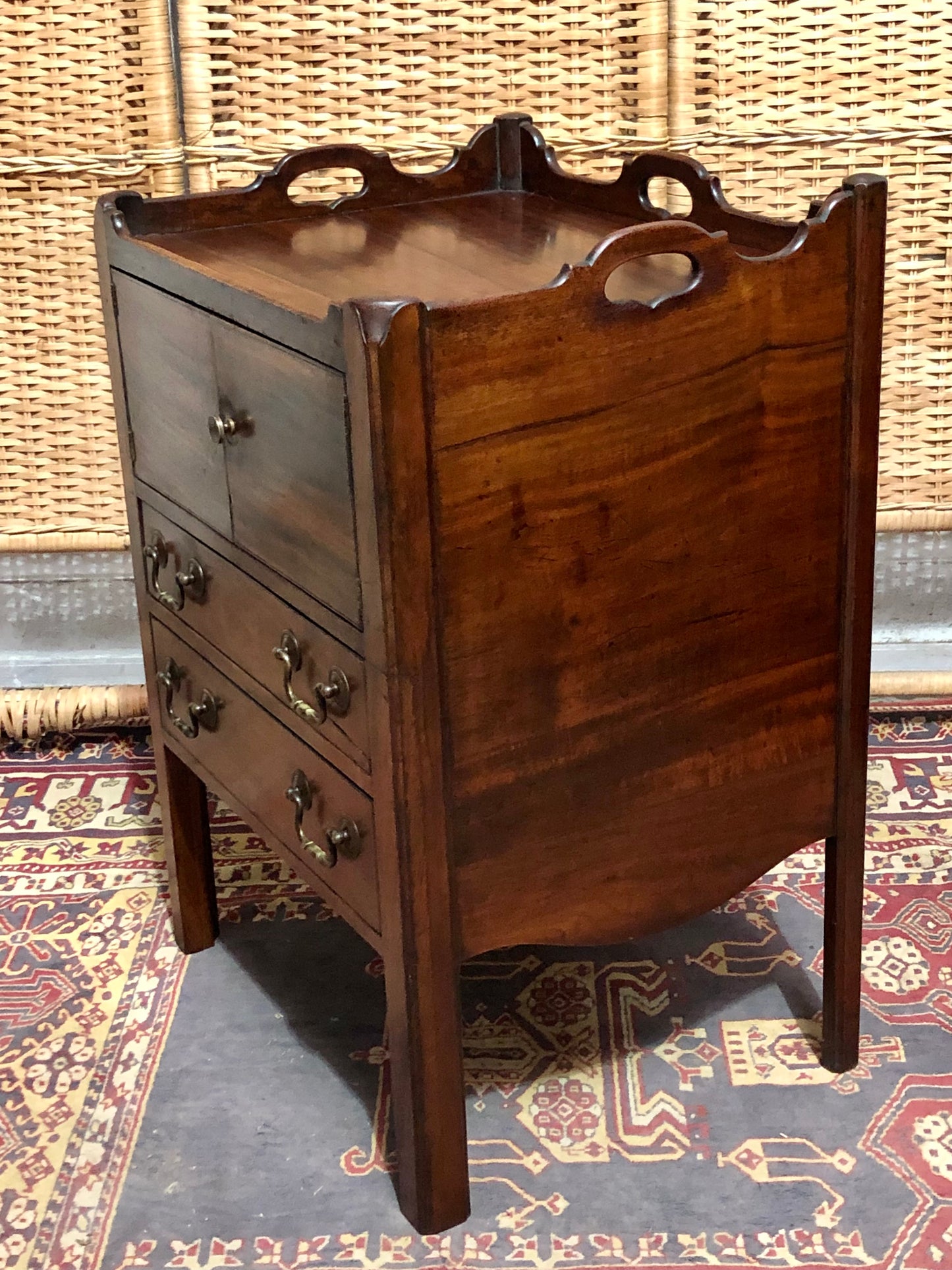 000606....Handsome George 111 Bedside /Lamp Table