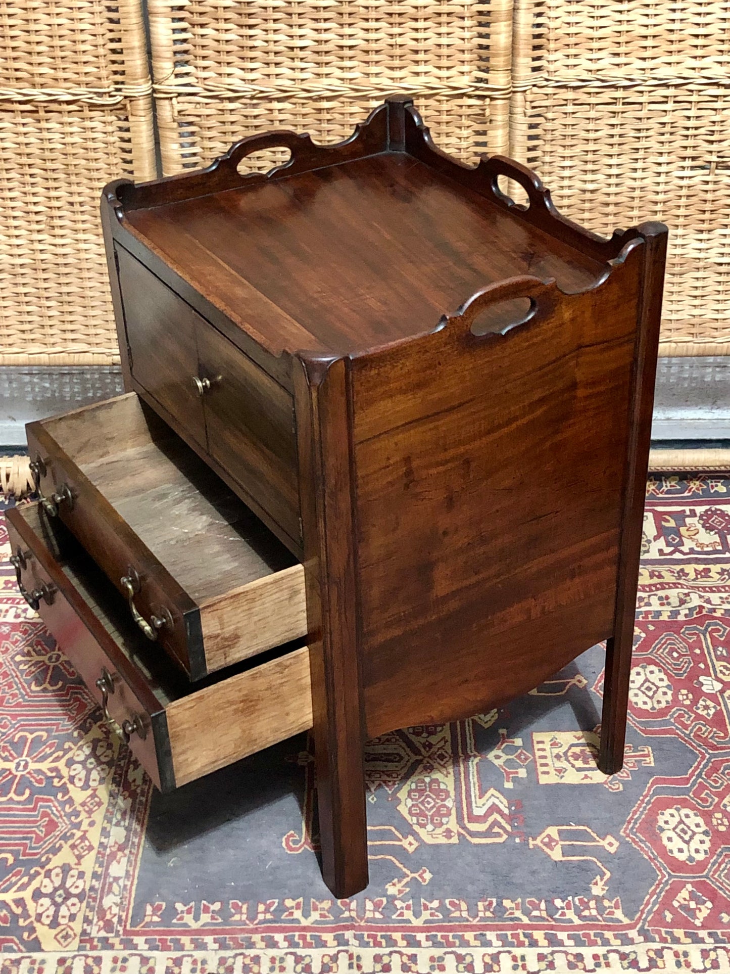 000606....Handsome George 111 Bedside /Lamp Table
