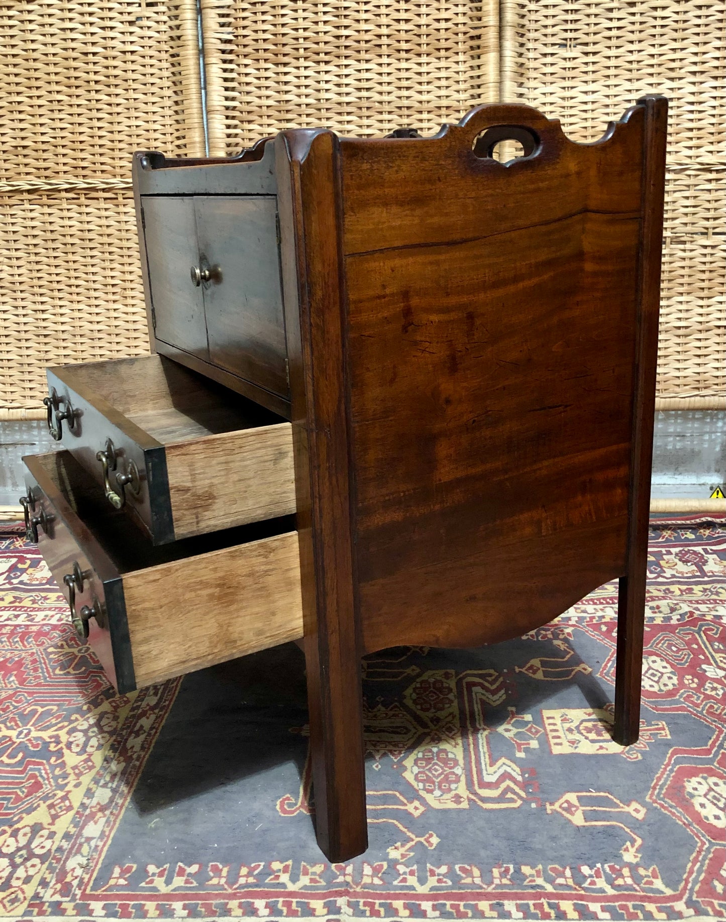 000606....Handsome George 111 Bedside /Lamp Table