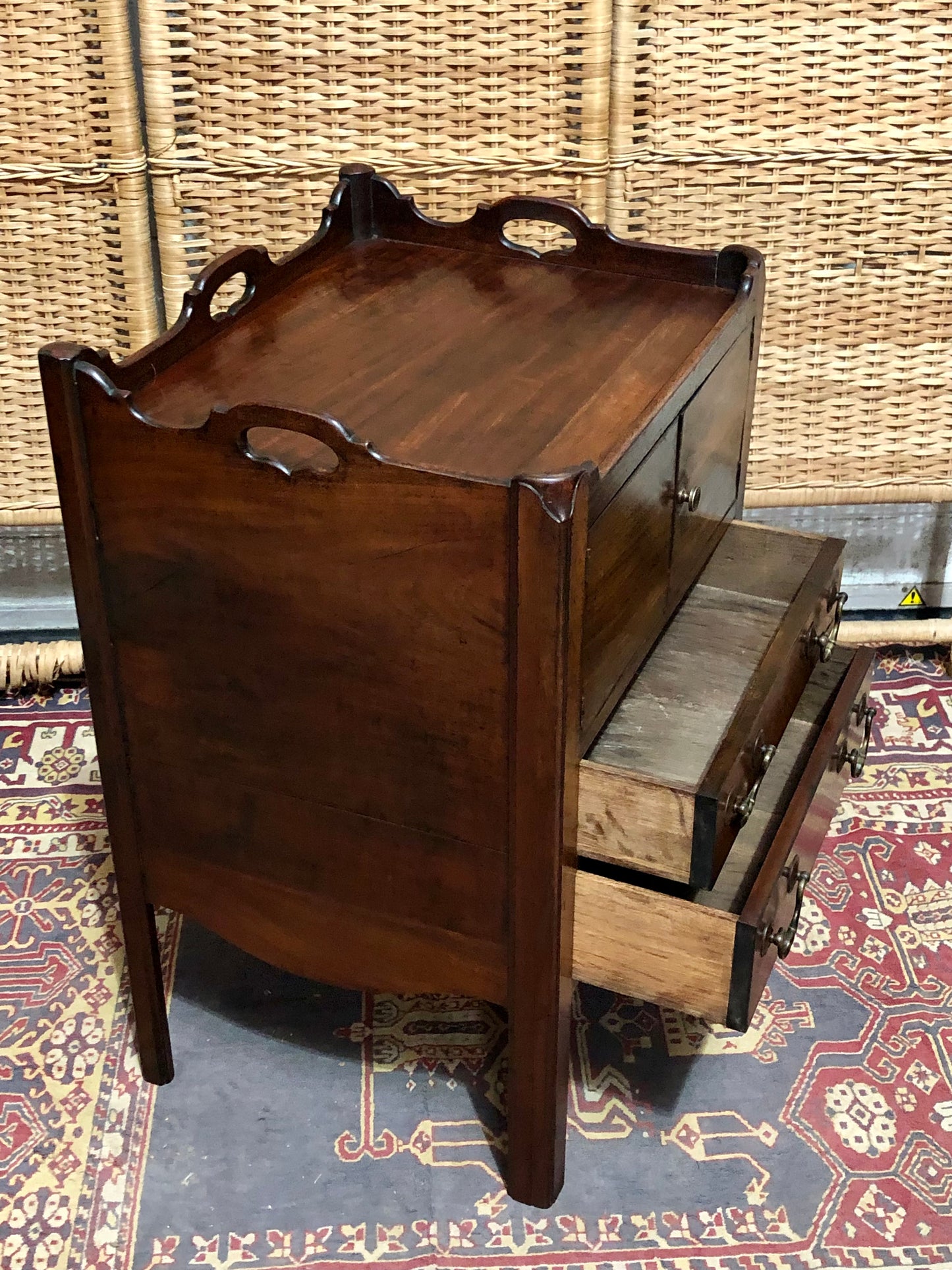 000606....Handsome George 111 Bedside /Lamp Table
