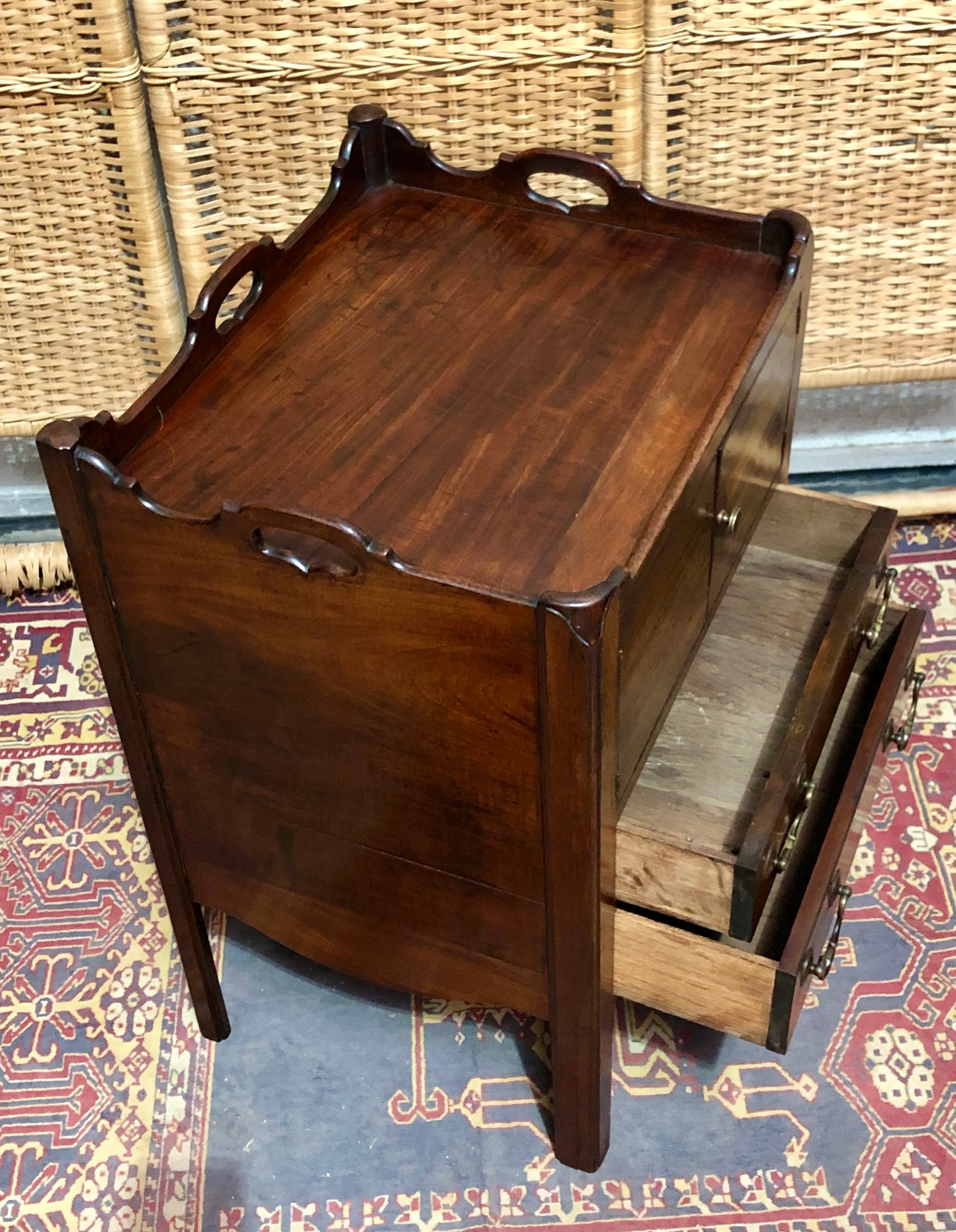 000606....Handsome George 111 Bedside /Lamp Table