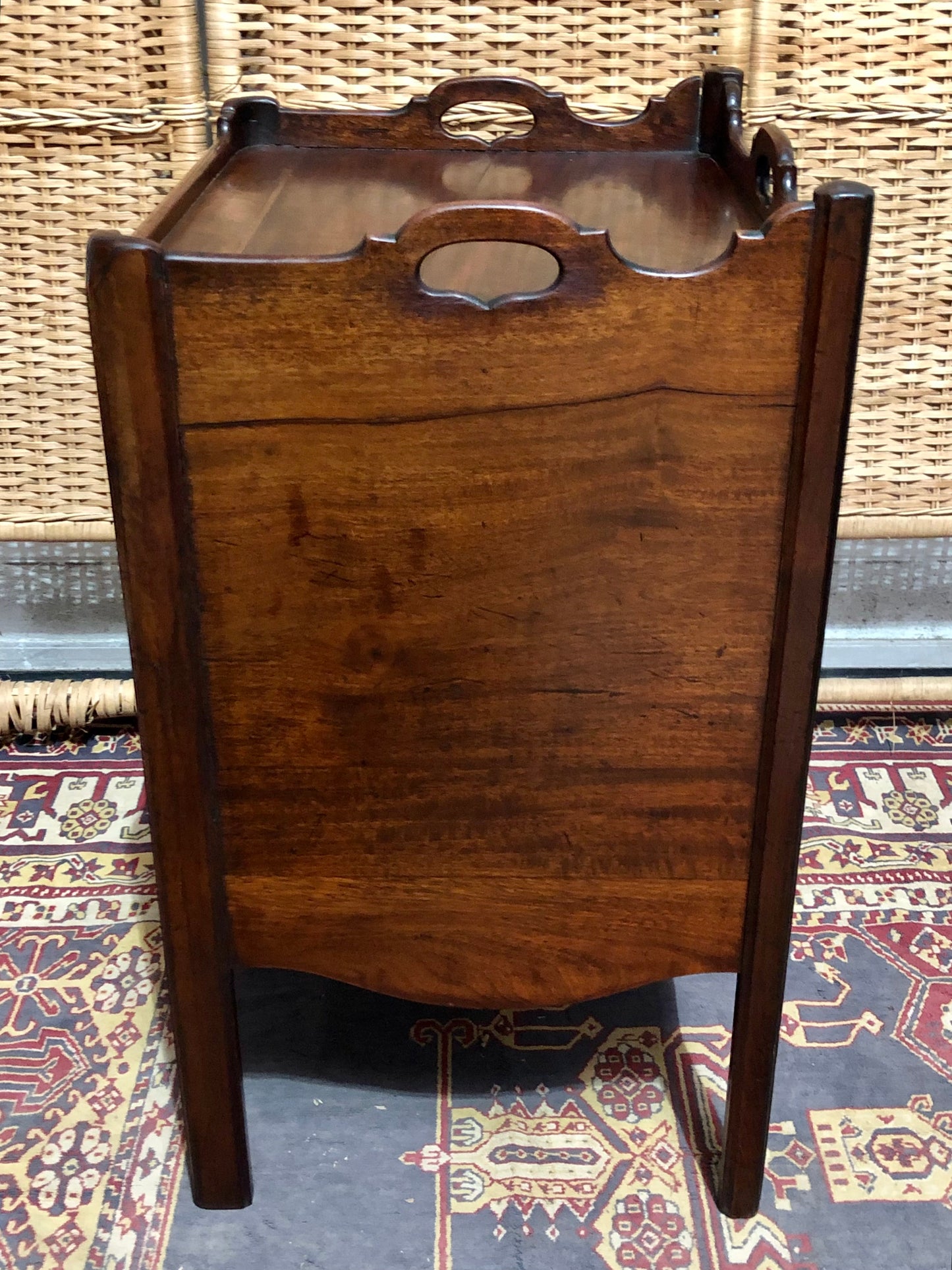 000606....Handsome George 111 Bedside /Lamp Table