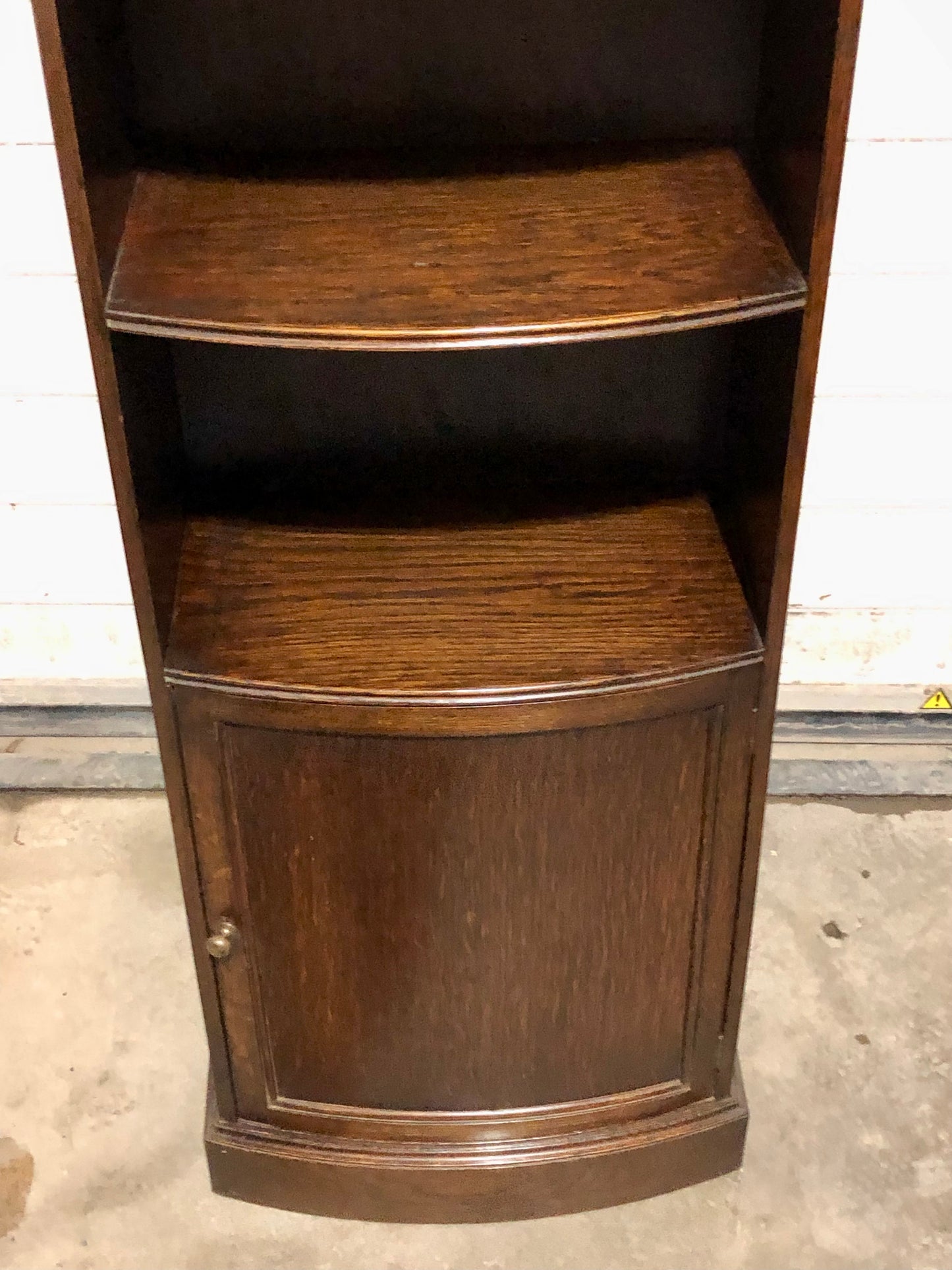 000743....Handsome Vintage Oak Bookcase/Shelves With Cupboard