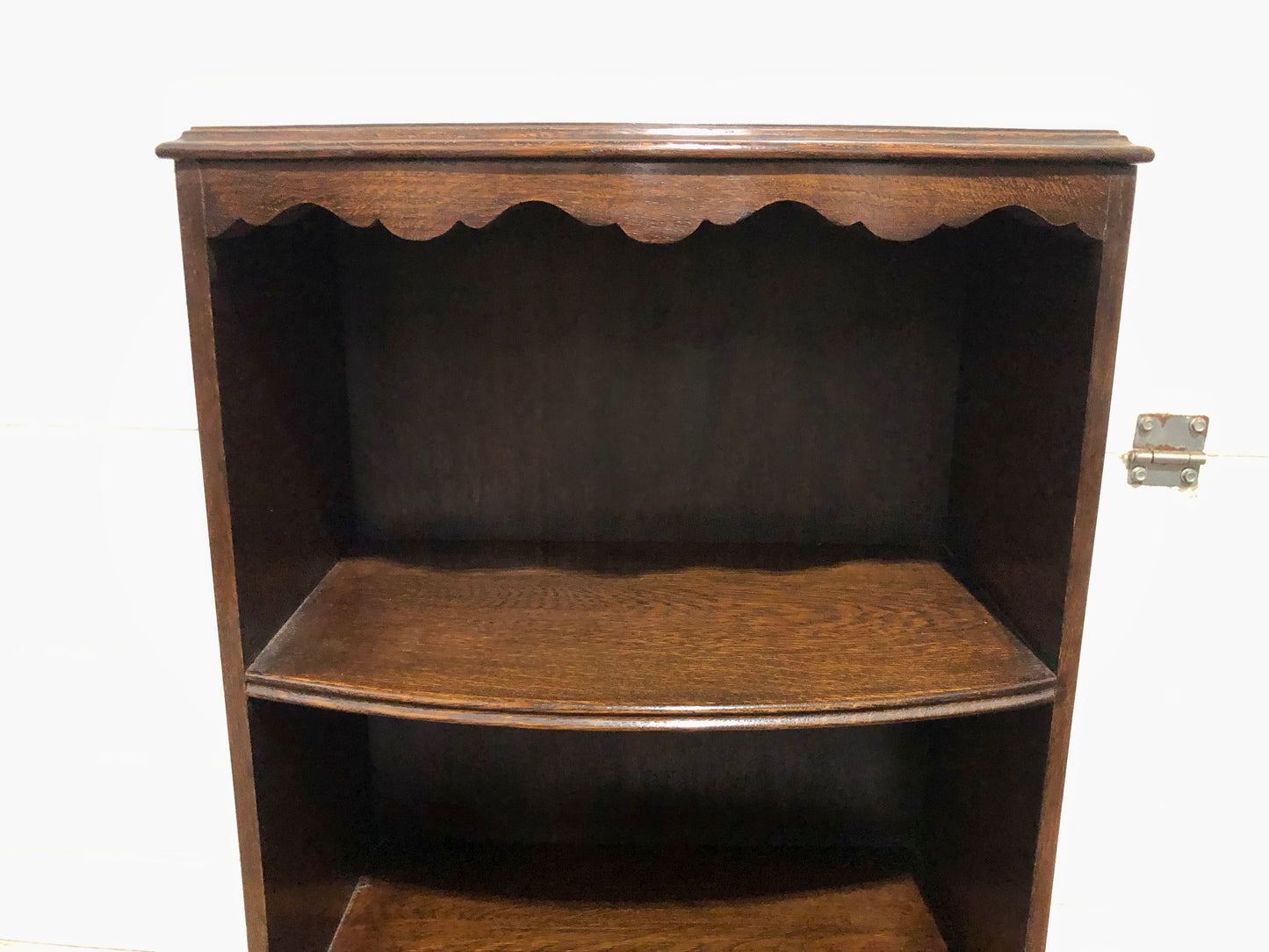 000743....Handsome Vintage Oak Bookcase/Shelves With Cupboard