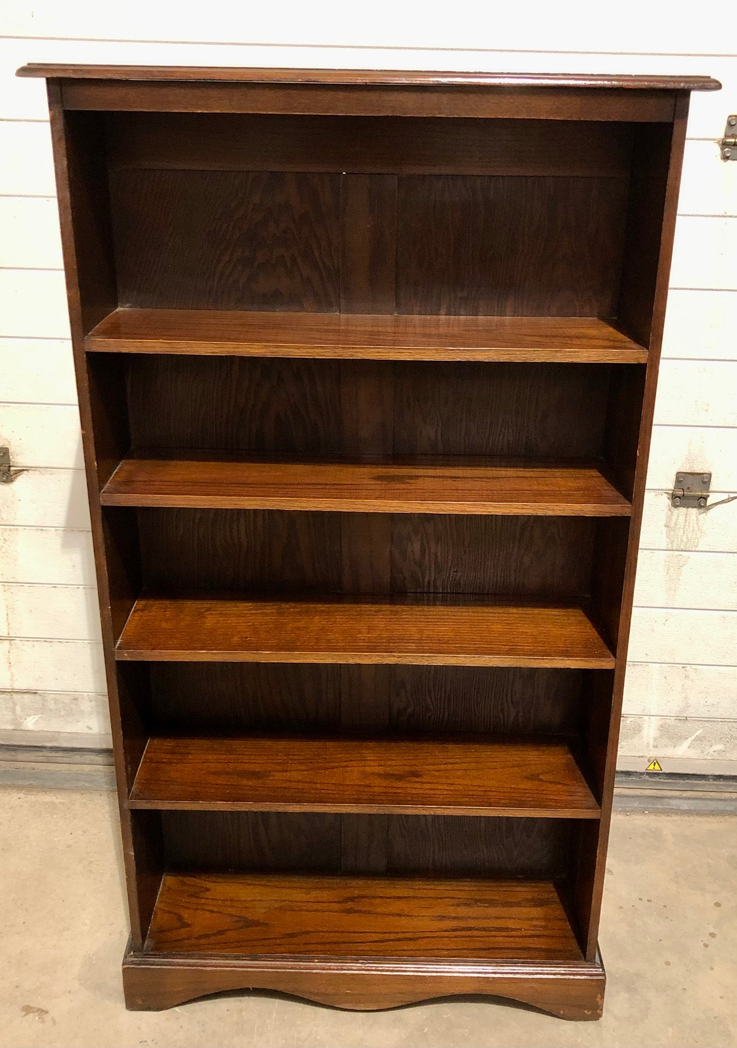 000731....Handsome Vintage Oak Bookcase / Bookshelves ( solod )